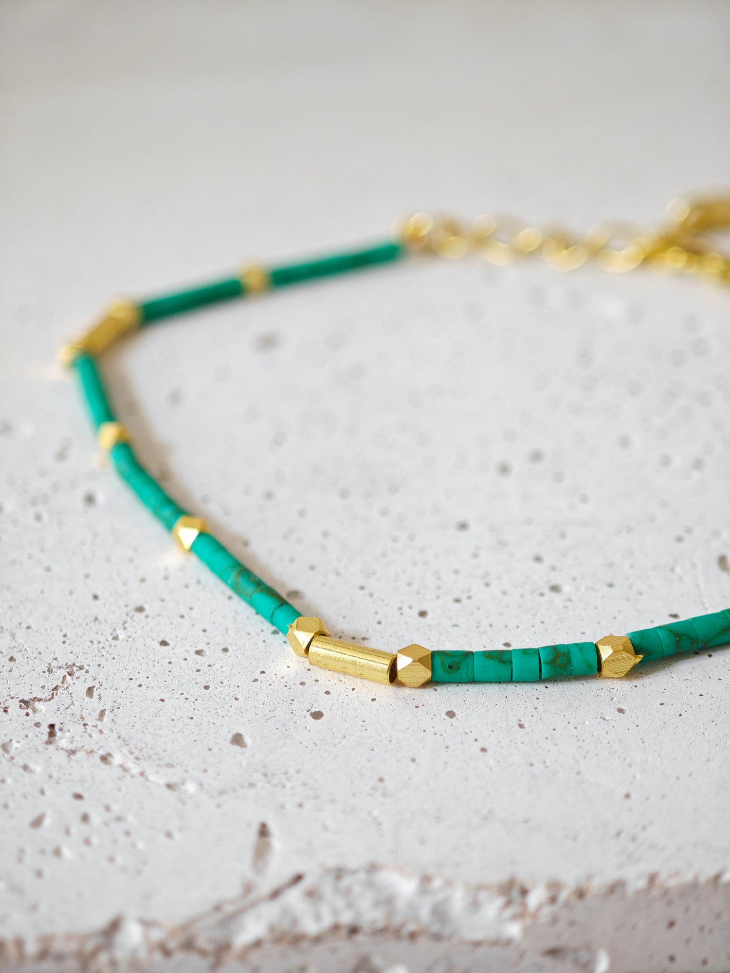 A Day At The Beach - handgefertigtes dünnes Perlenarmband mit Türkis Heishi Perlen und 18K Vergoldung