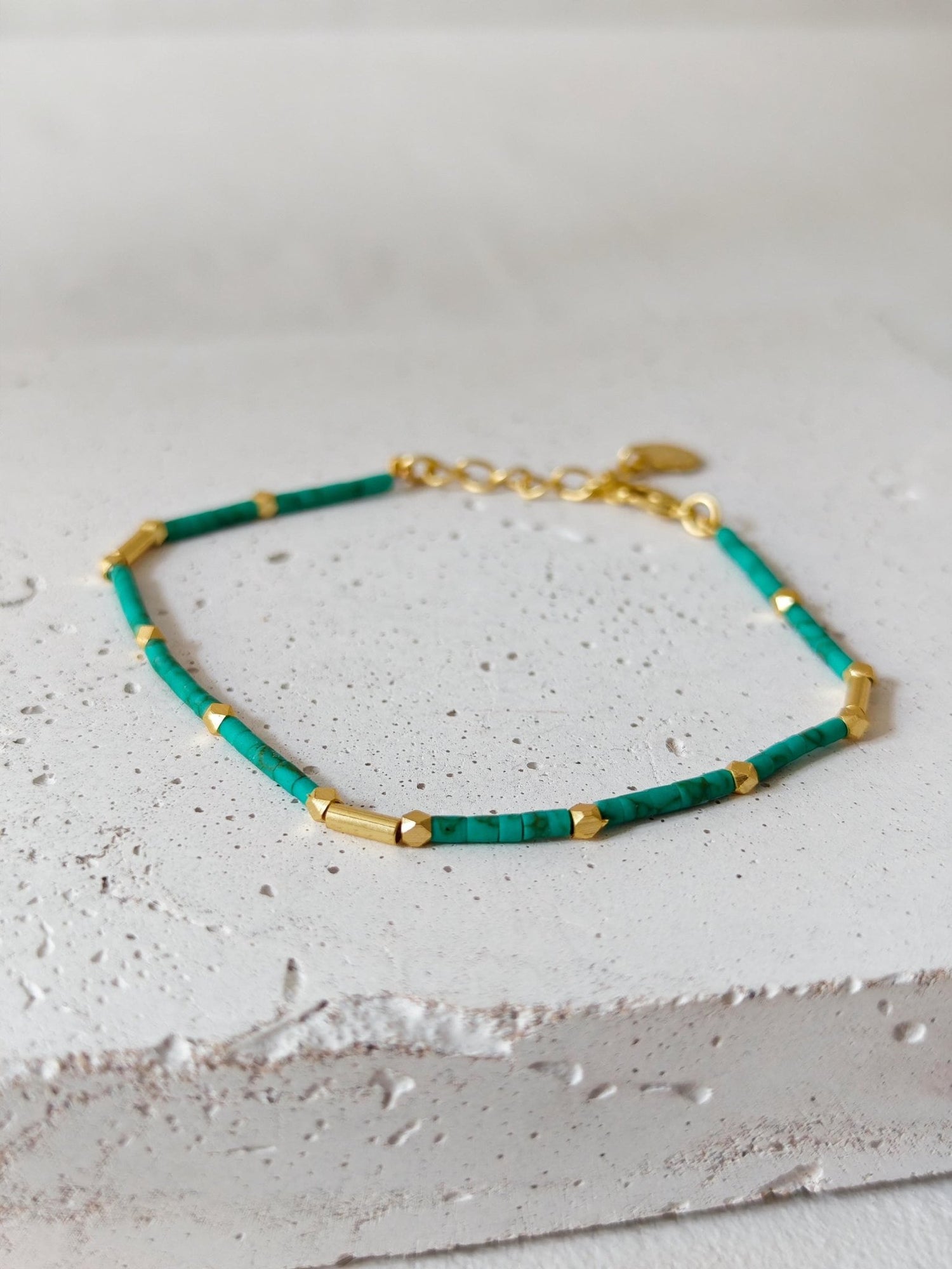 A Day At The Beach - handgefertigtes dünnes Perlenarmband mit Türkis Heishi Perlen und 18K Vergoldung - CocosyBerlin