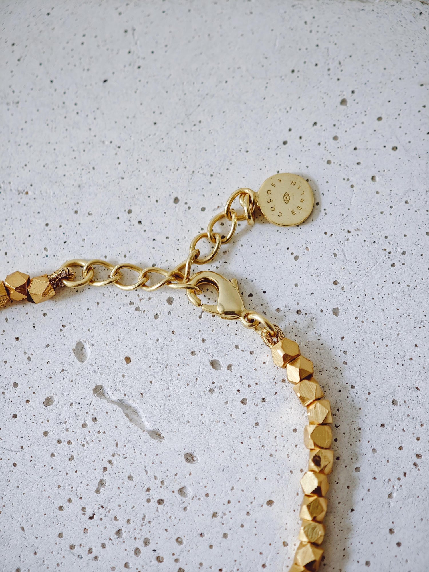 The Golden Glow Of The Night -  handgefertigtes Perlenarmband mit 18K Vergoldung und schwarzer Onyx-Perle