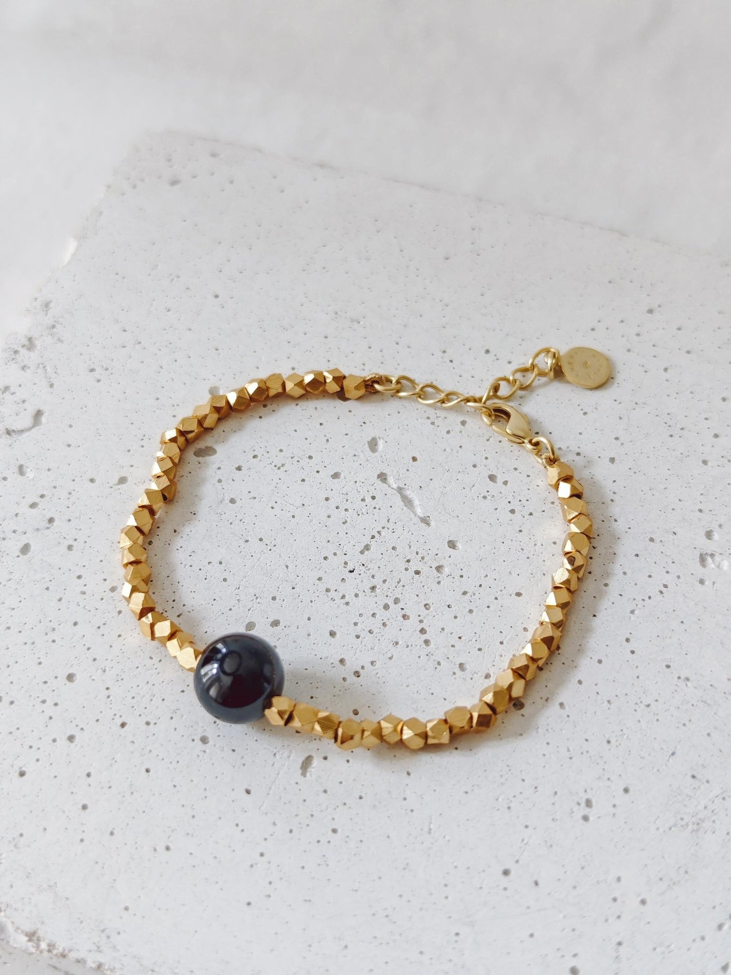 The Golden Glow Of The Night - handgefertigtes Perlenarmband mit 18K Vergoldung und schwarzer Onyx - Perle - CocosyBerlin