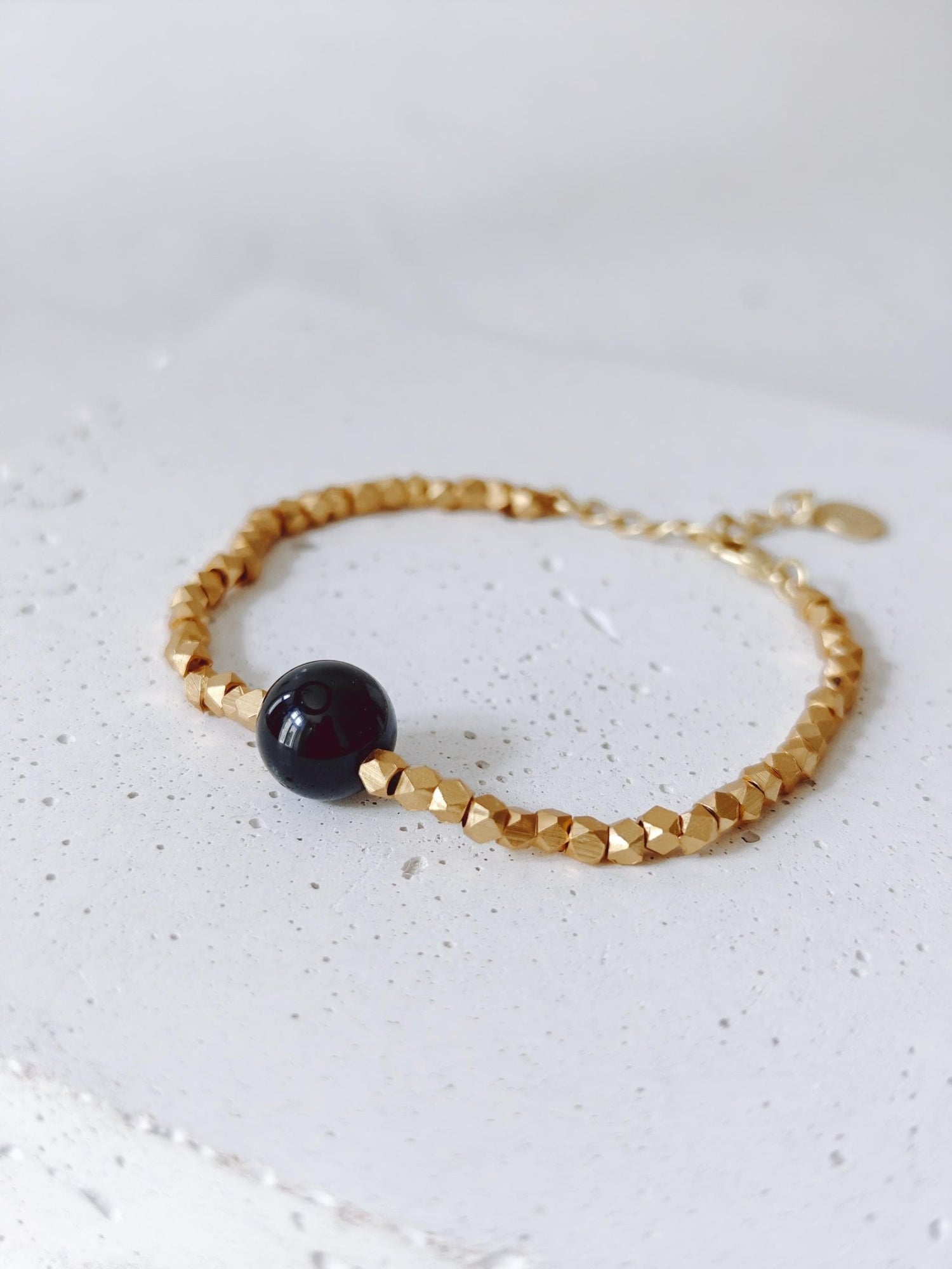 The Golden Glow Of The Night - handgefertigtes Perlenarmband mit 18K Vergoldung und schwarzer Onyx - Perle - CocosyBerlin