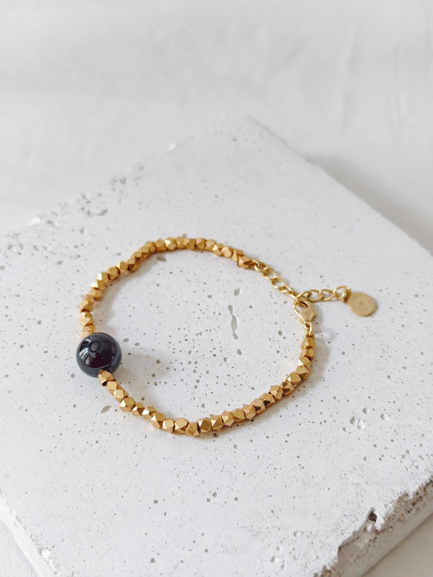 The Golden Glow Of The Night - handgefertigtes Perlenarmband mit 18K Vergoldung und schwarzer Onyx - Perle - CocosyBerlin