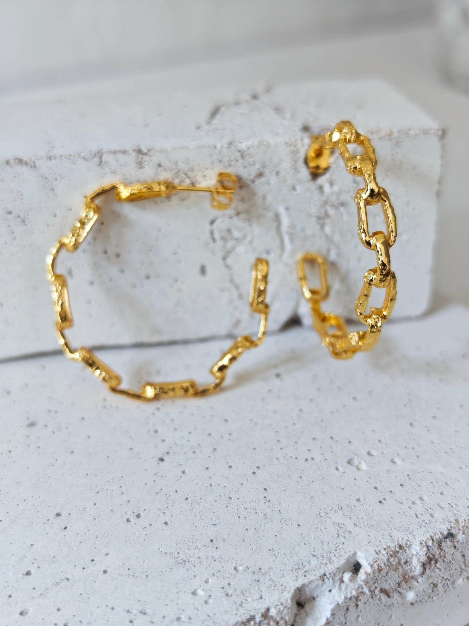 goldene Chunky Statement Kettenglieder Creolen mit 18K Vergoldung Statement Link Chain Ohrringe, 35mm oder 45mm groß - CocosyBerlin