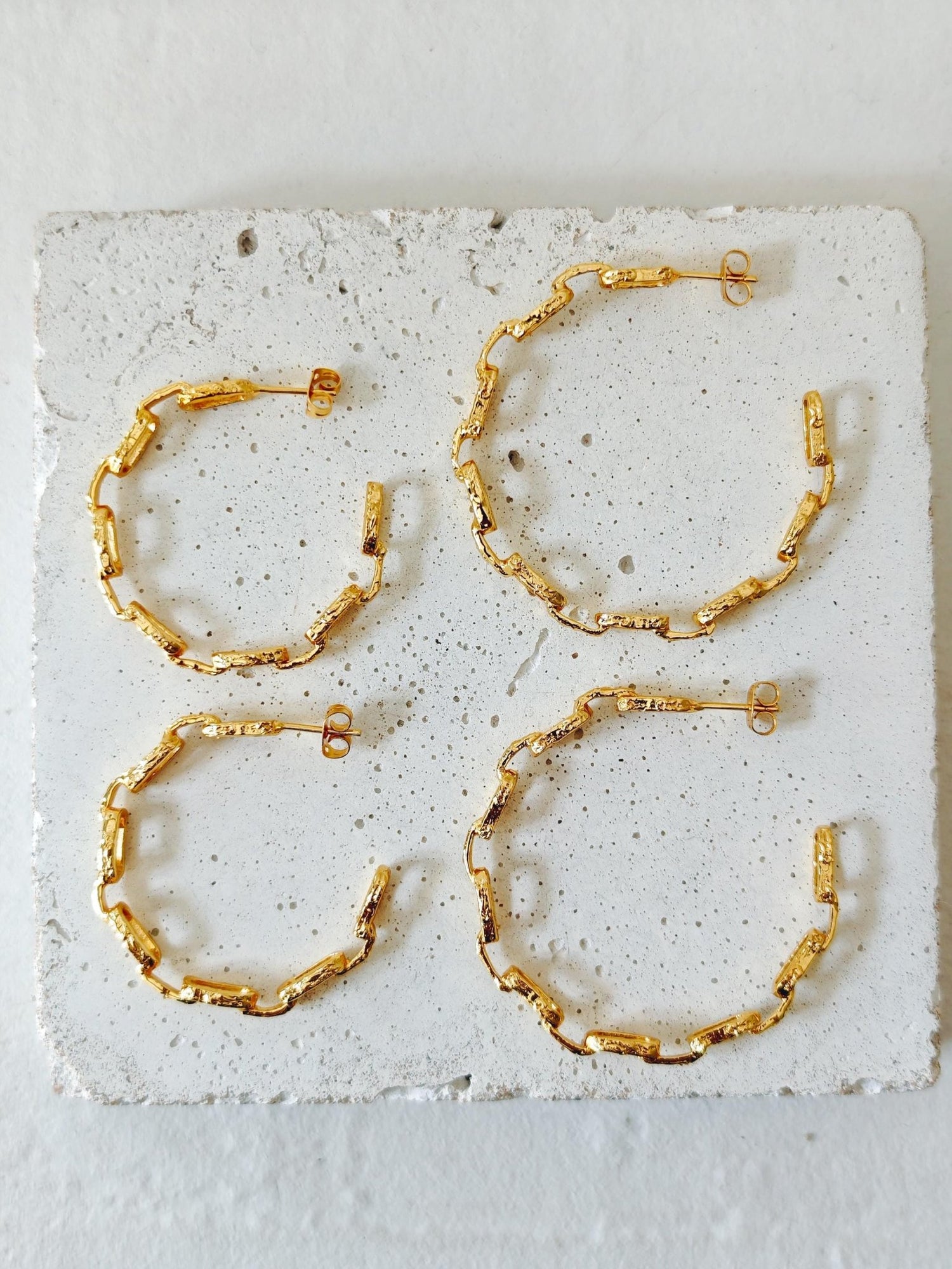 goldene Chunky Statement Kettenglieder Creolen mit 18K Vergoldung Statement Link Chain Ohrringe, 35mm oder 45mm groß - CocosyBerlin
