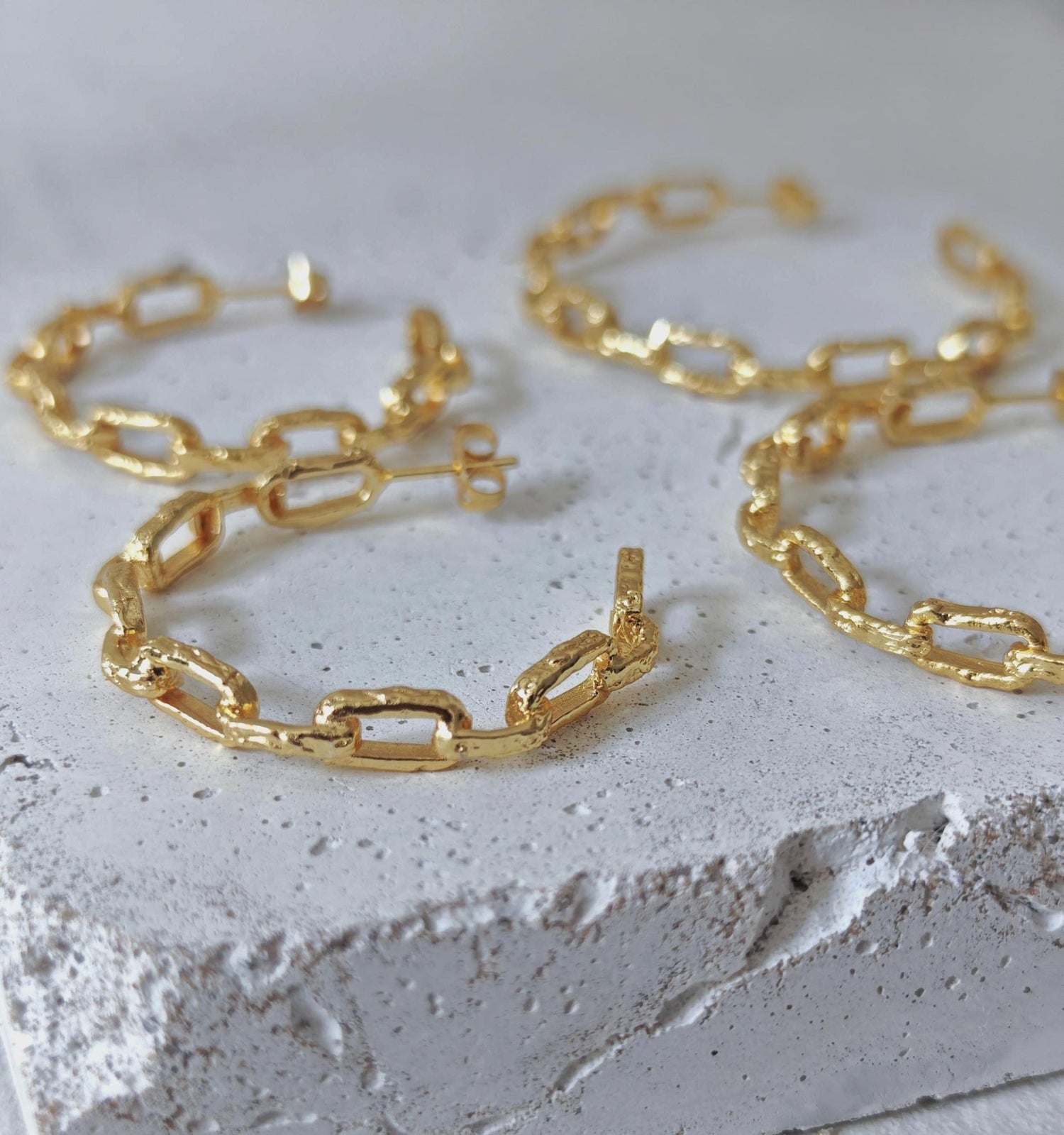 goldene Chunky Statement Kettenglieder Creolen mit 18K Vergoldung Statement Link Chain Ohrringe, 35mm oder 45mm groß - CocosyBerlin