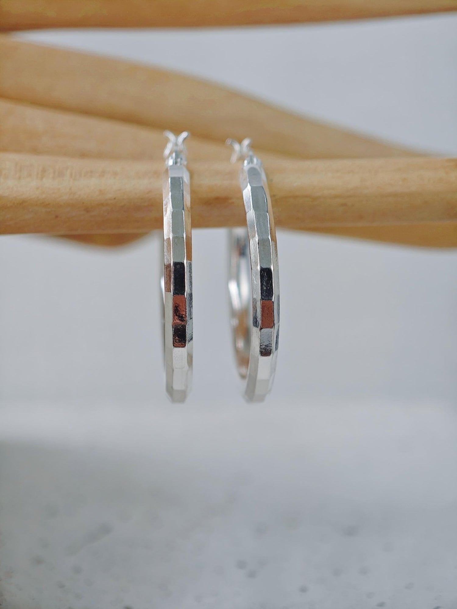 Facettierte Creolen aus 925 Silber, Discokugel Silber Ohrringe - CocosyBerlin