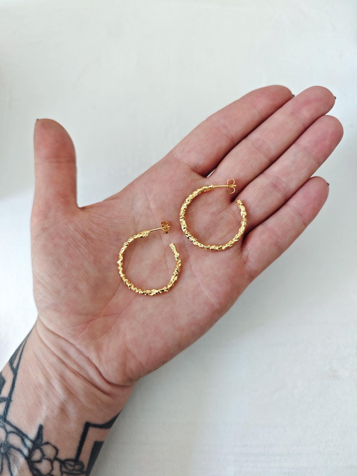 18 Karat vergoldete strukturierte Statement Chunky Creolen – Vergoldete Ohrringe Handgefertigt in 25mm, 40mm oder 55mm