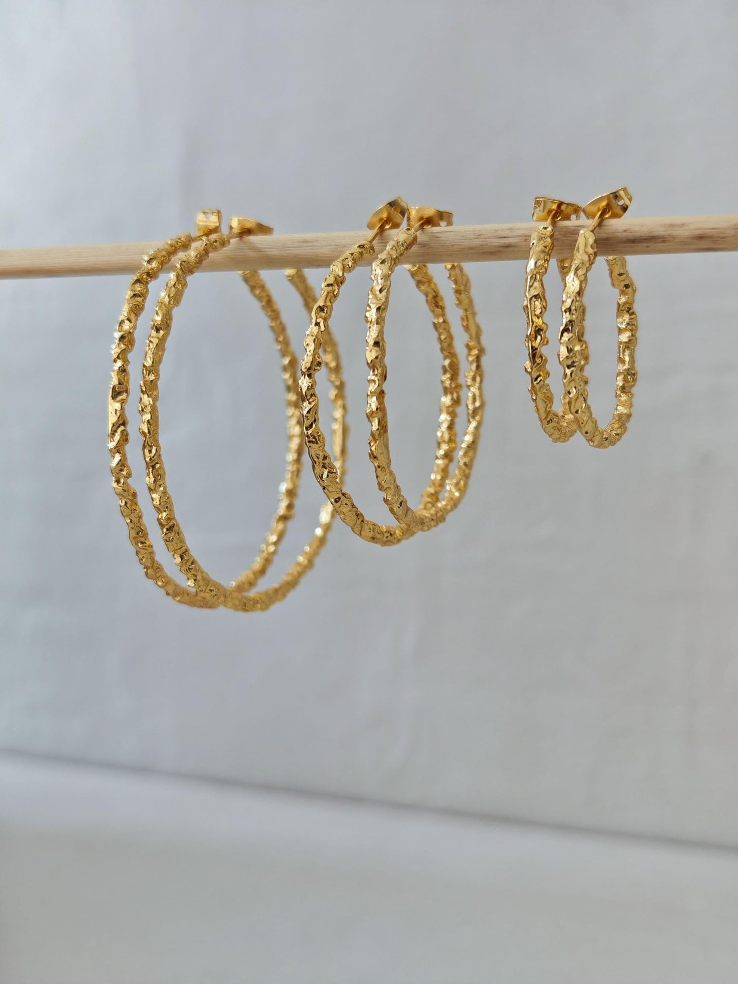 18 Karat vergoldete strukturierte Statement Chunky Creolen – Vergoldete Ohrringe Handgefertigt in 25mm, 40mm oder 55mm - CocosyBerlin