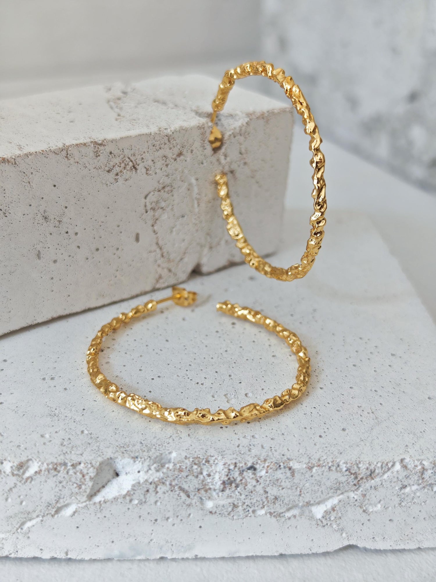 18 Karat vergoldete strukturierte Statement Chunky Creolen – Vergoldete Ohrringe Handgefertigt in 25mm, 40mm oder 55mm