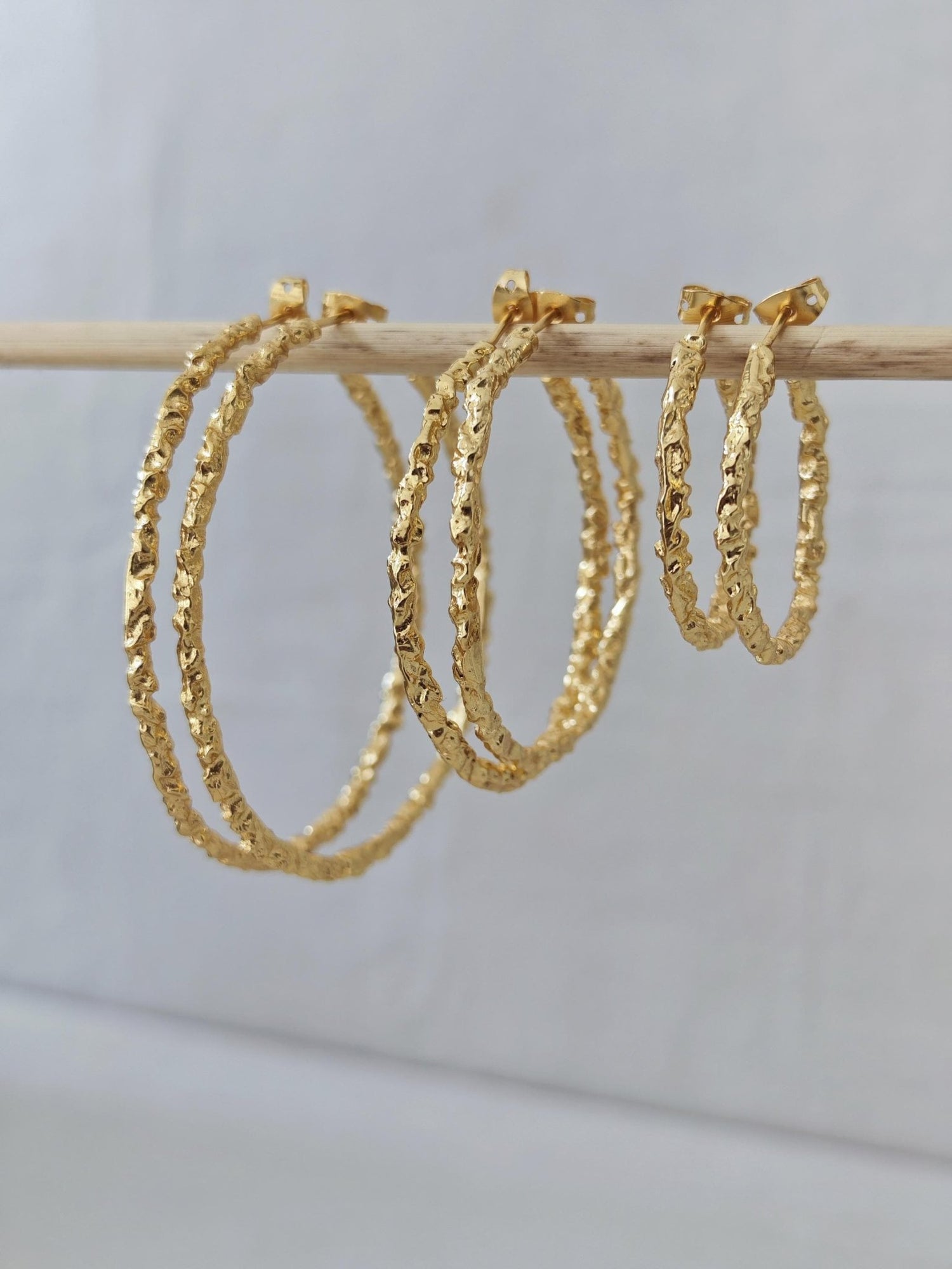 18 Karat vergoldete strukturierte Statement Chunky Creolen – Vergoldete Ohrringe Handgefertigt in 25mm, 40mm oder 55mm - CocosyBerlin