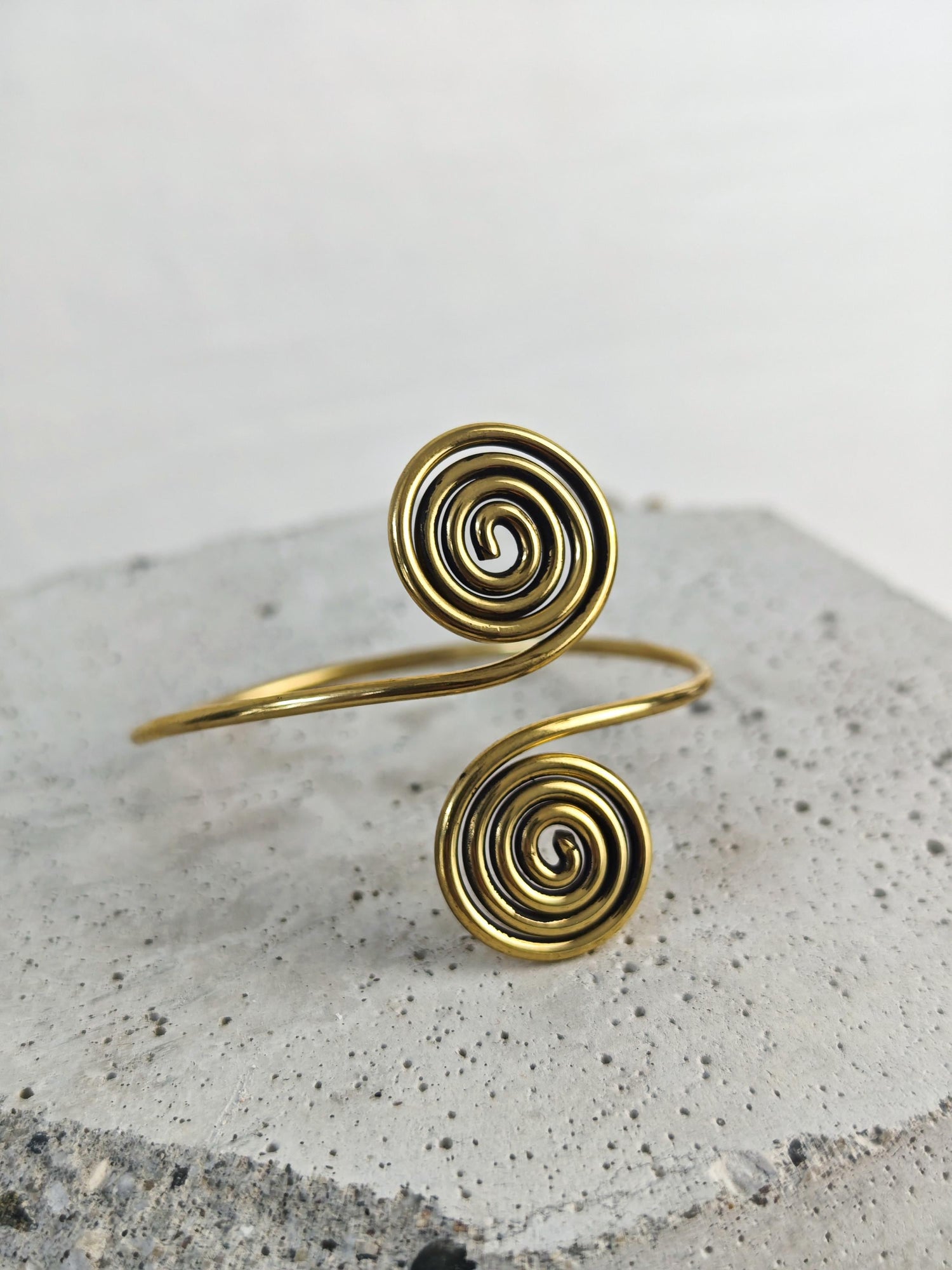 Goldener verstellbarer Armreif, Spirale Armreif aus Messing, Bali Boho Armreif, Goa Statement Armreif gold