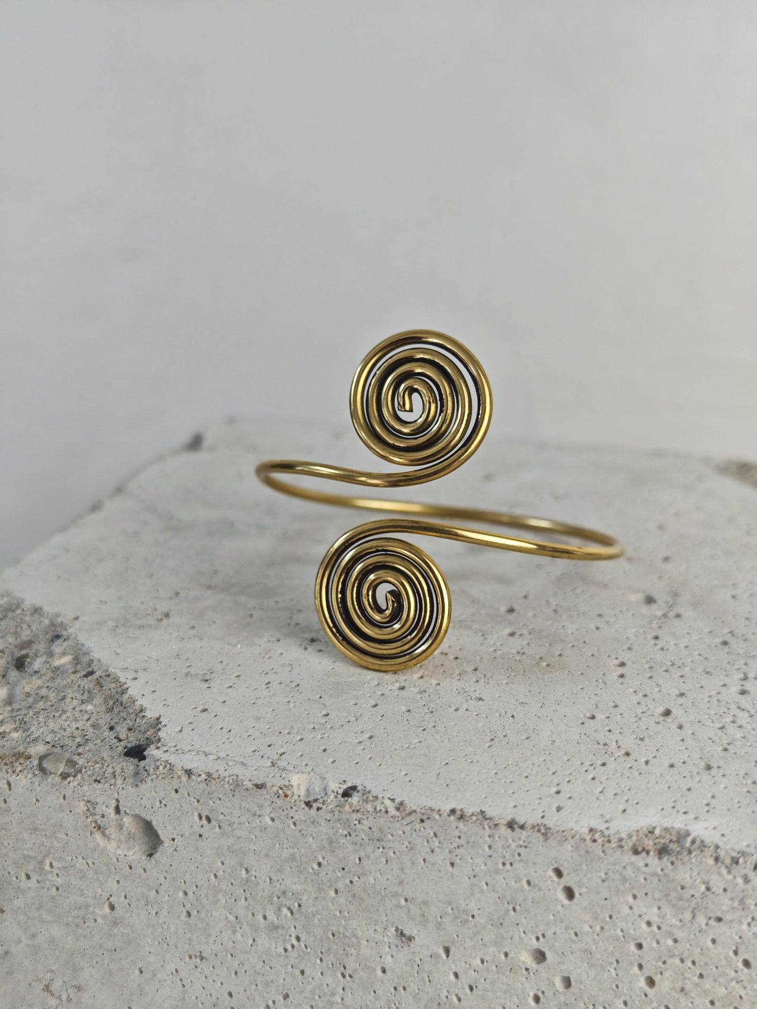 Goldener verstellbarer Armreif, Spirale Armreif aus Messing, Bali Boho Armreif, Goa Statement Armreif gold