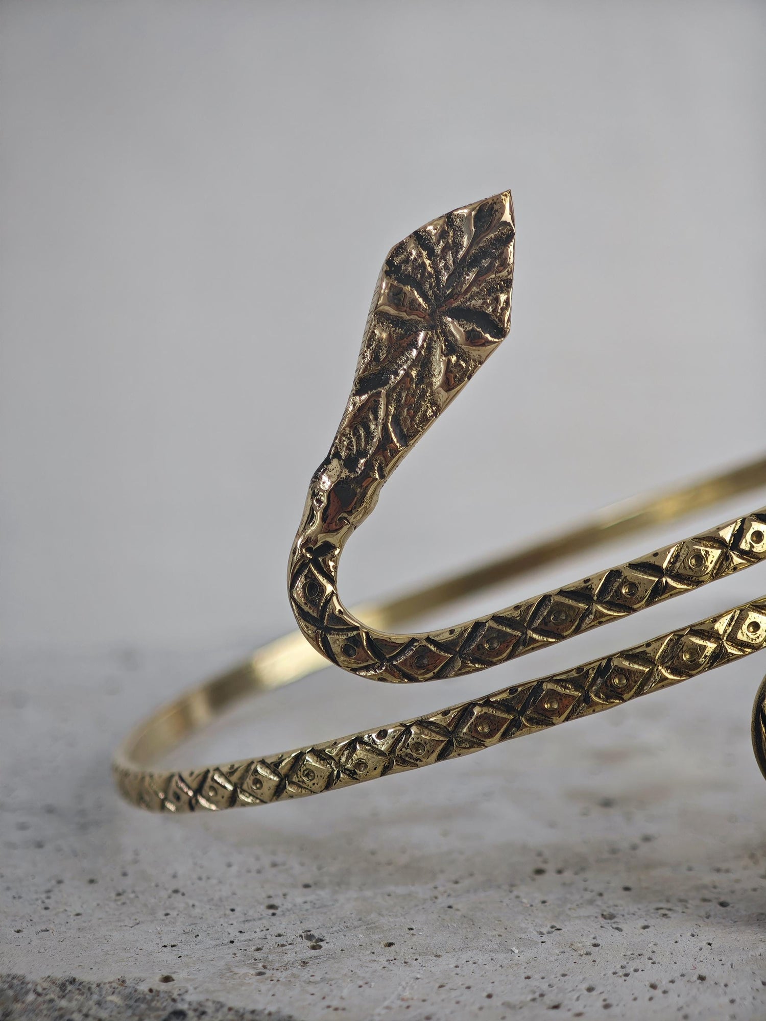 Goldener verstellbarer Oberarmreif Schlange, strukturiert, Oberarm Armreif aus Messing, Schlangen Design Statement Oberarm Armband