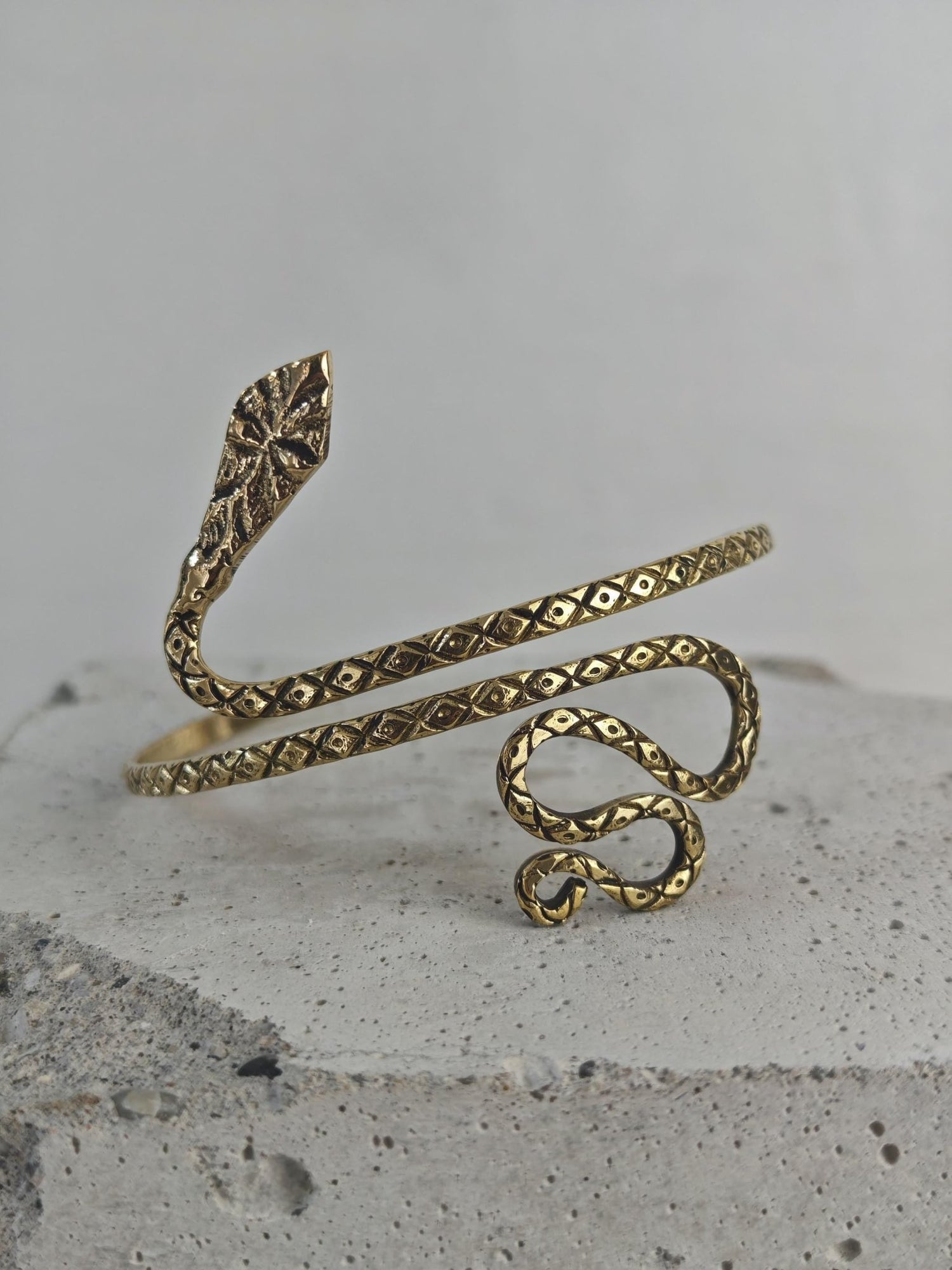 Goldener verstellbarer Oberarmreif Schlange, strukturiert, Oberarm Armreif aus Messing, Schlangen Design Statement Oberarm Armband - CocosyBerlin