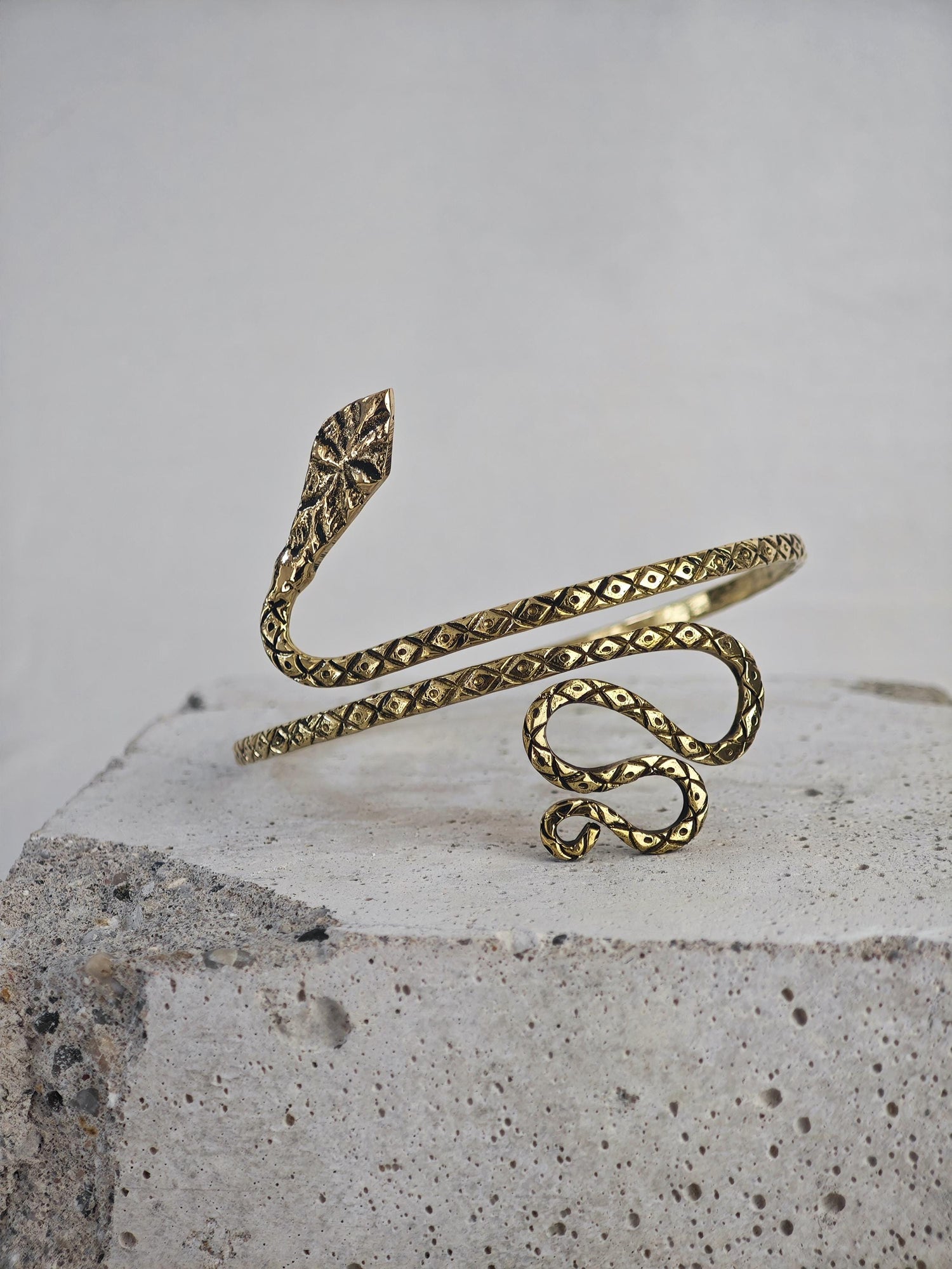 Goldener verstellbarer Oberarmreif Schlange, strukturiert, Oberarm Armreif aus Messing, Schlangen Design Statement Oberarm Armband