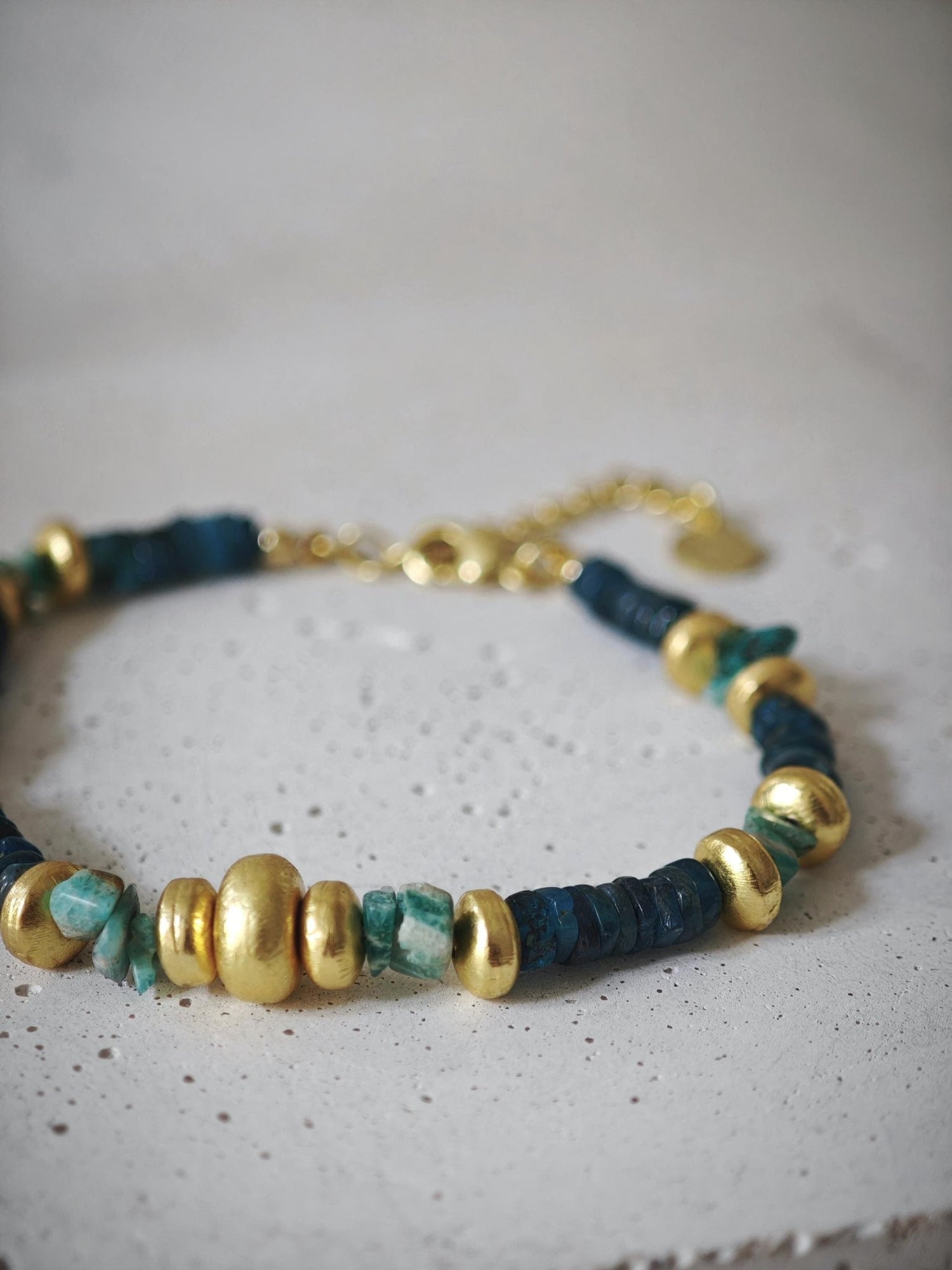 Ocean Treasure - handgemachtes Perlenarmband mit 18K Vergoldung mit Amazonit und Apatit, Armband türkis, blau und gold 1 - CocosyBerlin