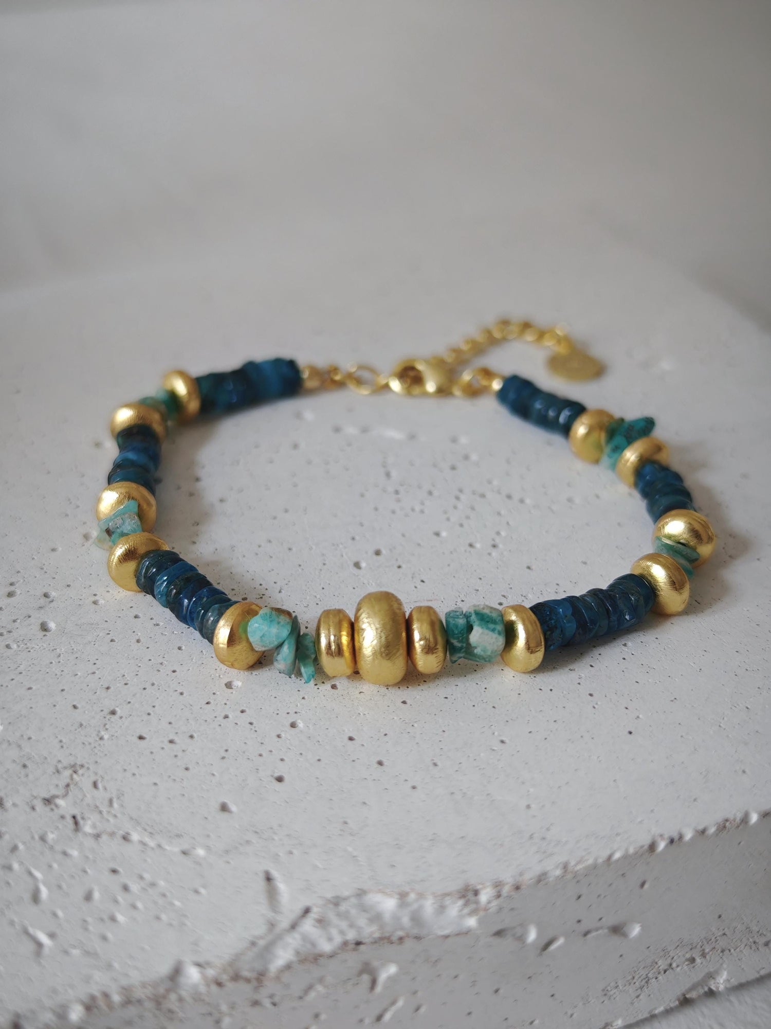 Perlenarmband handgemacht mit Amazonit und Apatit, Armband türkis, blau und gold
