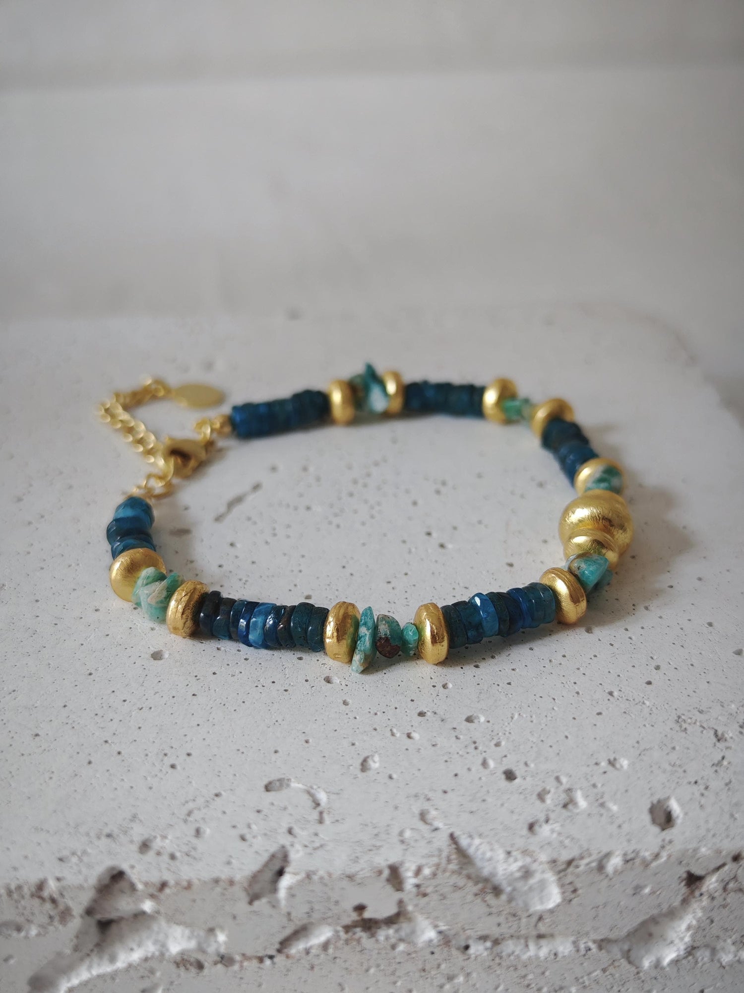 Ocean Treasure - handgemachtes Perlenarmband mit 18K Vergoldung mit Amazonit und Apatit, Armband türkis, blau und gold 1