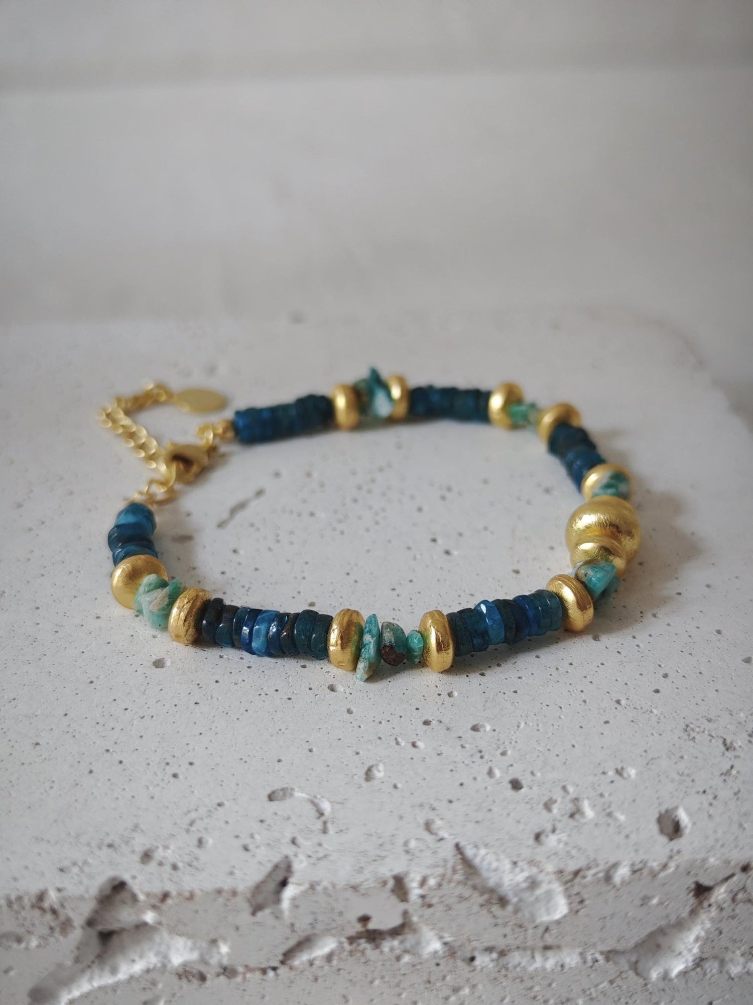 Ocean Treasure - handgemachtes Perlenarmband mit 18K Vergoldung mit Amazonit und Apatit, Armband türkis, blau und gold 1 - CocosyBerlin