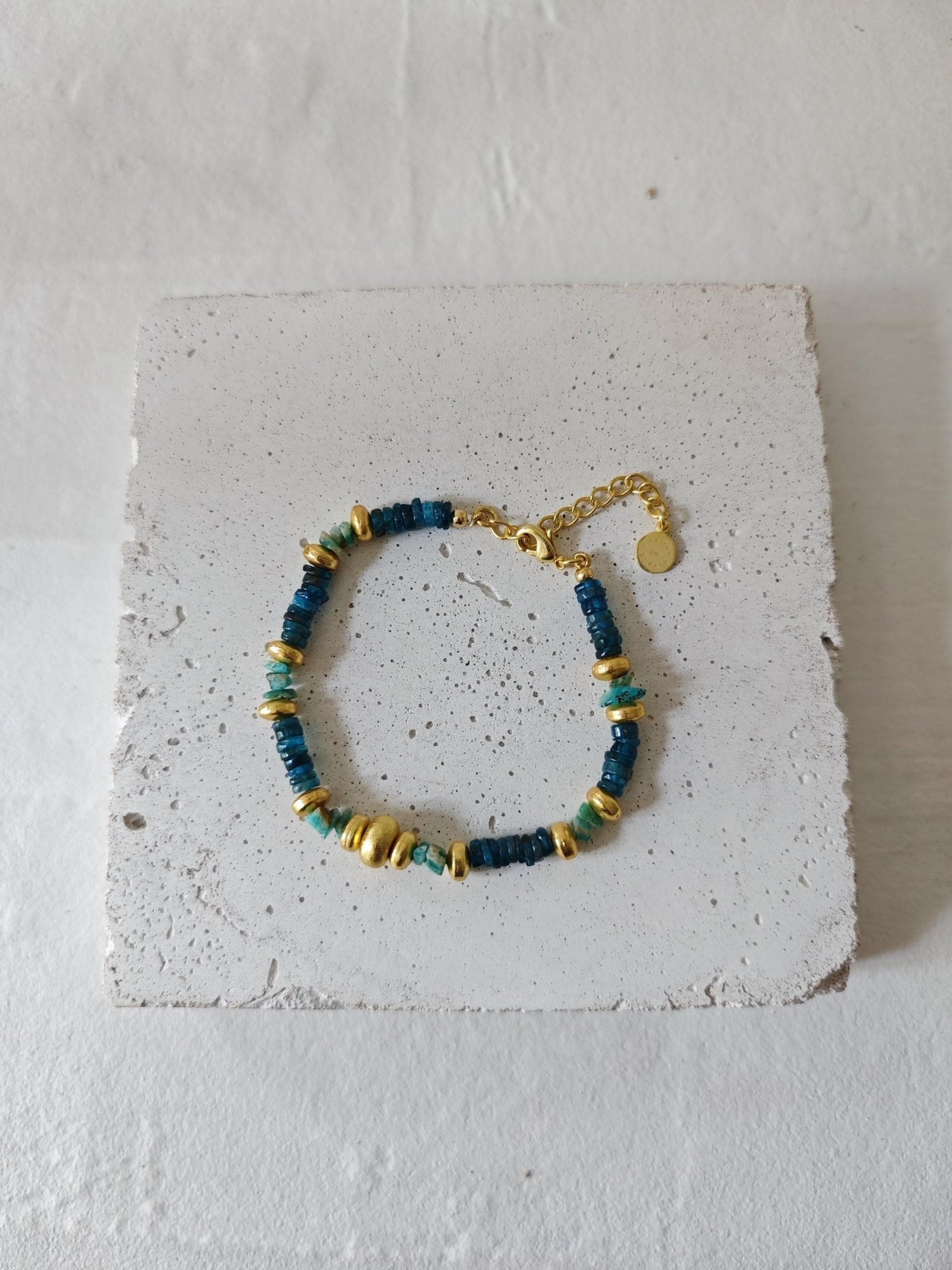 Ocean Treasure - handgemachtes Perlenarmband mit 18K Vergoldung mit Amazonit und Apatit, Armband türkis, blau und gold 1 - CocosyBerlin
