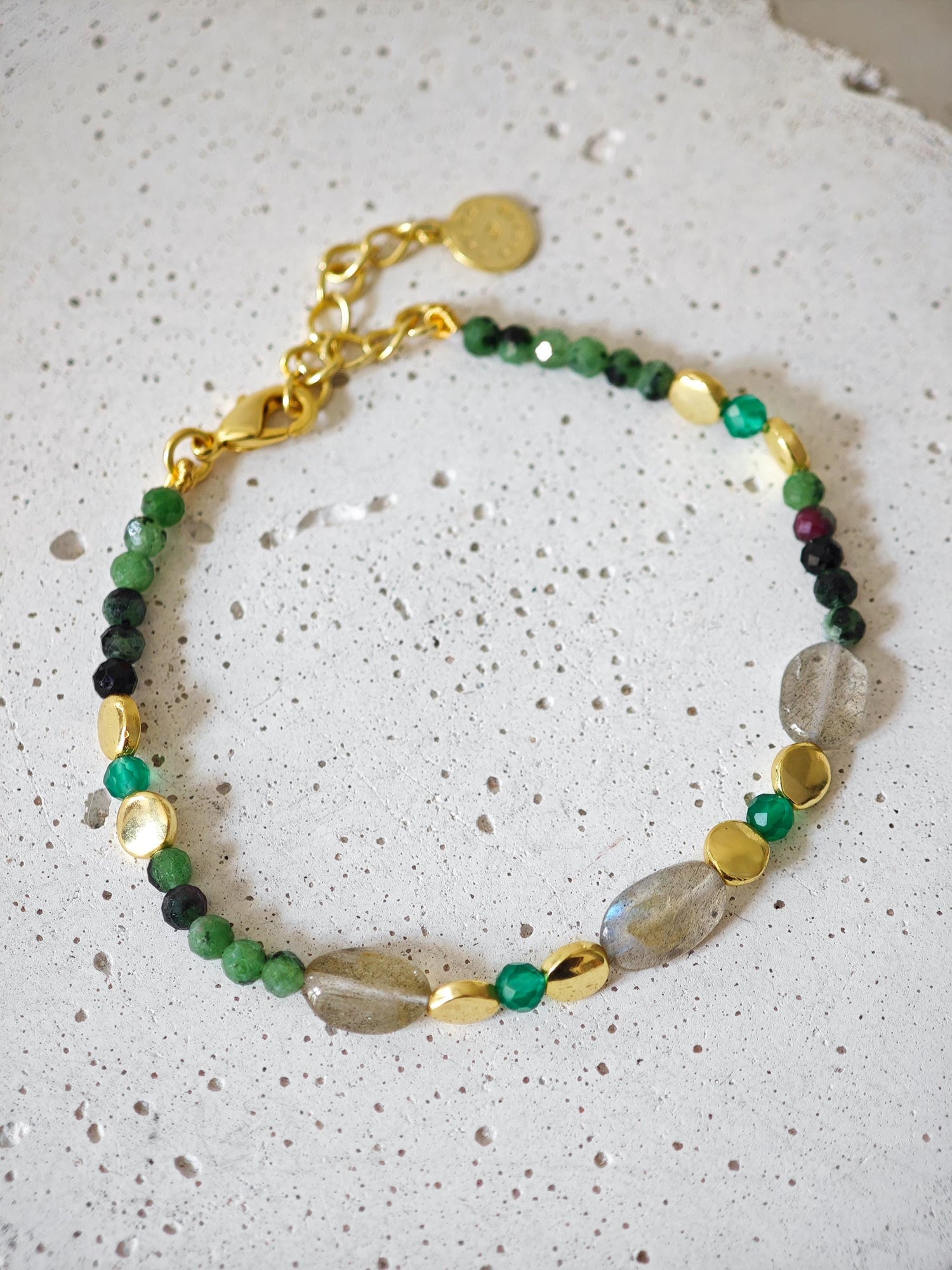 River In The Woods - handgefertigtes Perlenarmband mit Labradorit, Amazonit und Rubin-Zoisit und 18 Karat Vergoldung