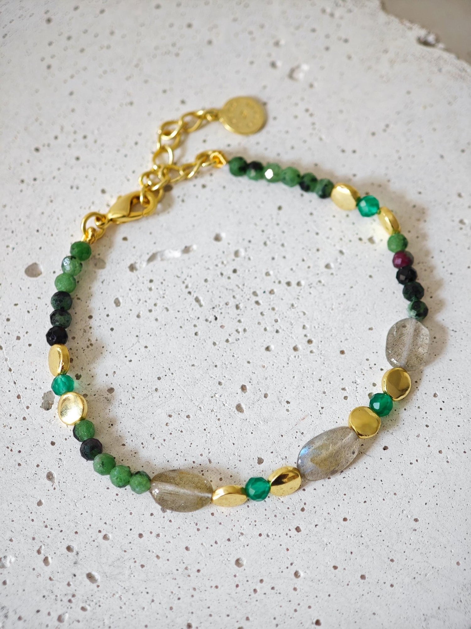 River In The Woods - handgefertigtes Perlenarmband mit Labradorit, Amazonit und Rubin - Zoisit und 18 Karat Vergoldung - CocosyBerlin