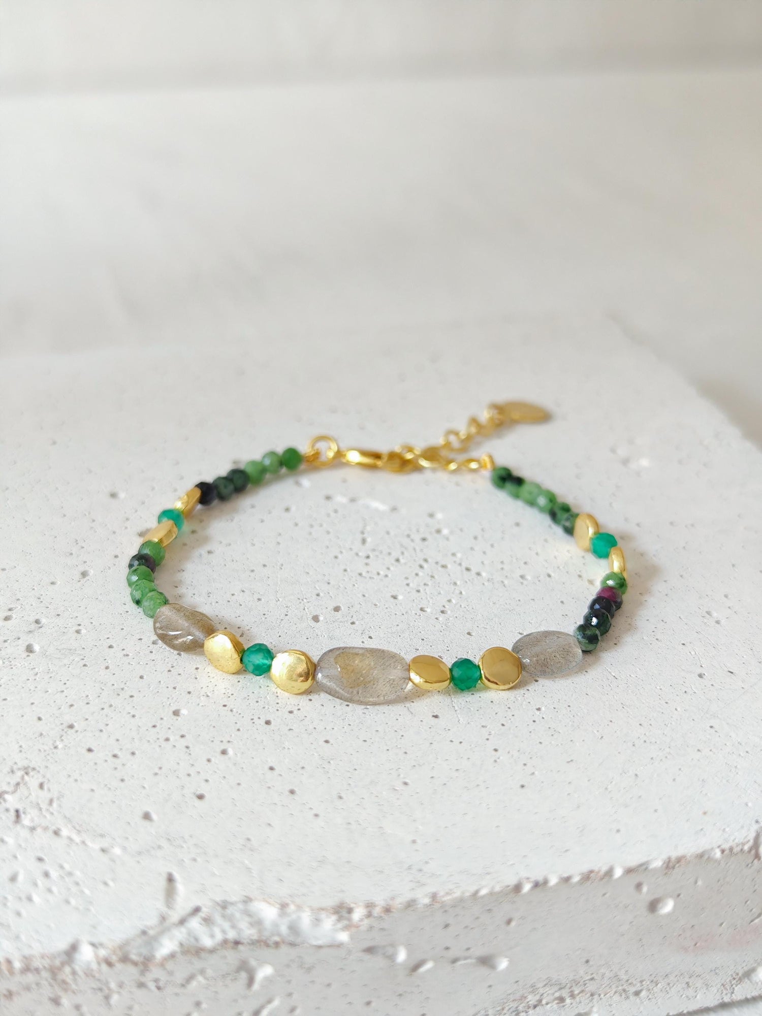 River In The Woods - handgefertigtes Perlenarmband mit Labradorit, Amazonit und Rubin-Zoisit und 18 Karat Vergoldung