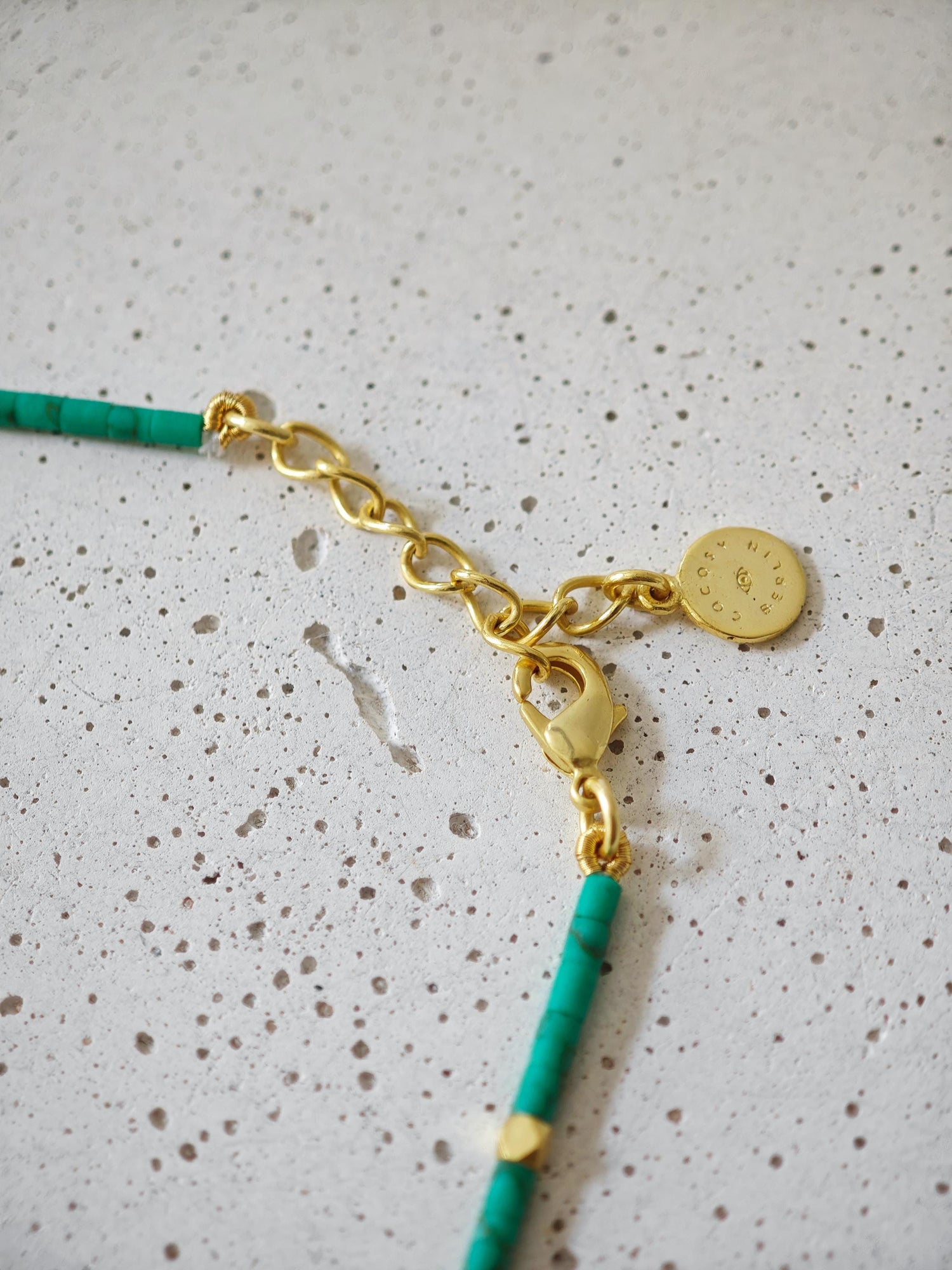 A Day At The Beach - handgefertigtes dünnes Perlenarmband mit Türkis Heishi Perlen und 18K Vergoldung