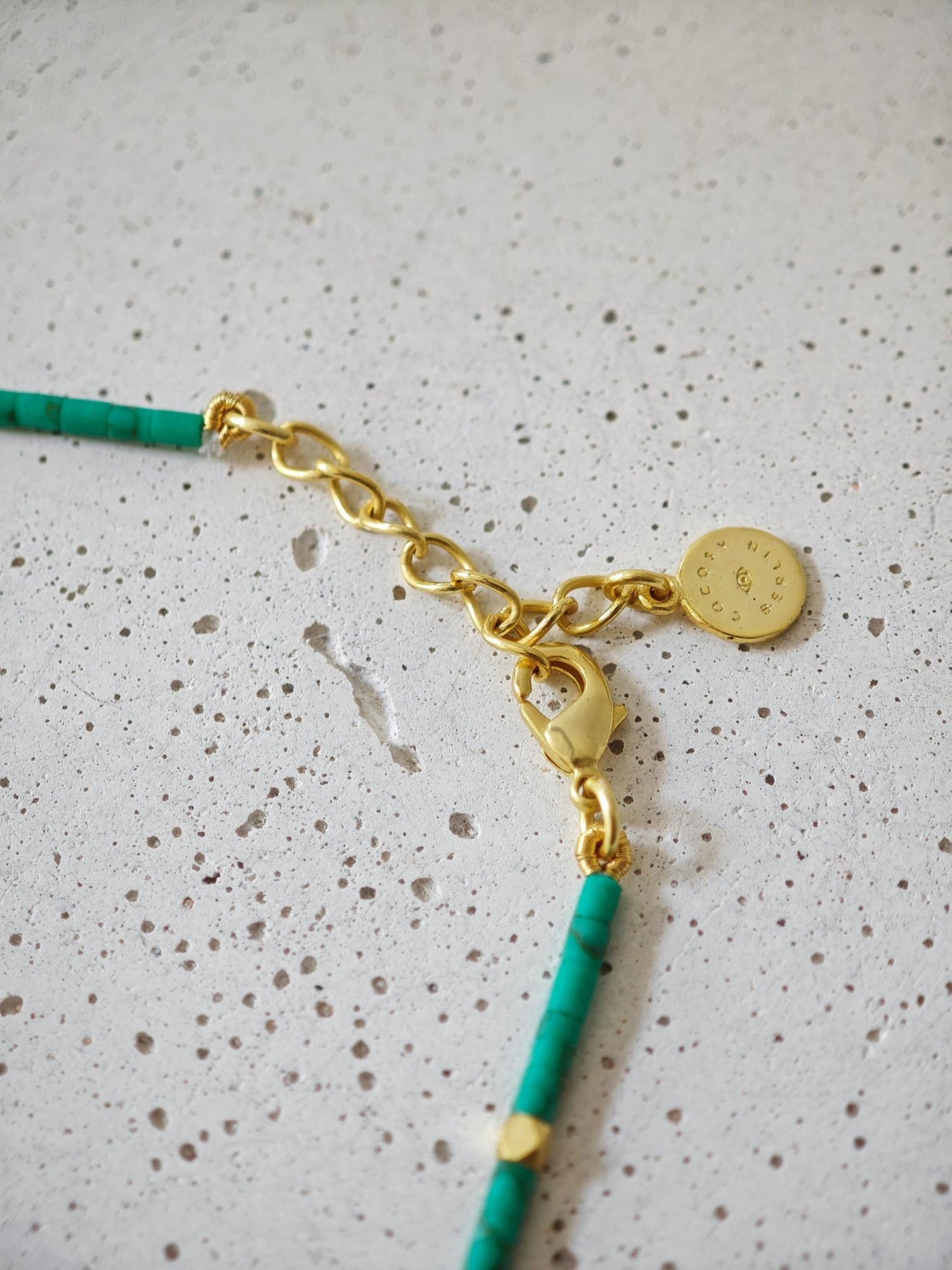 A Day At The Beach - handgefertigtes dünnes Perlenarmband mit Türkis Heishi Perlen und 18K Vergoldung - CocosyBerlin