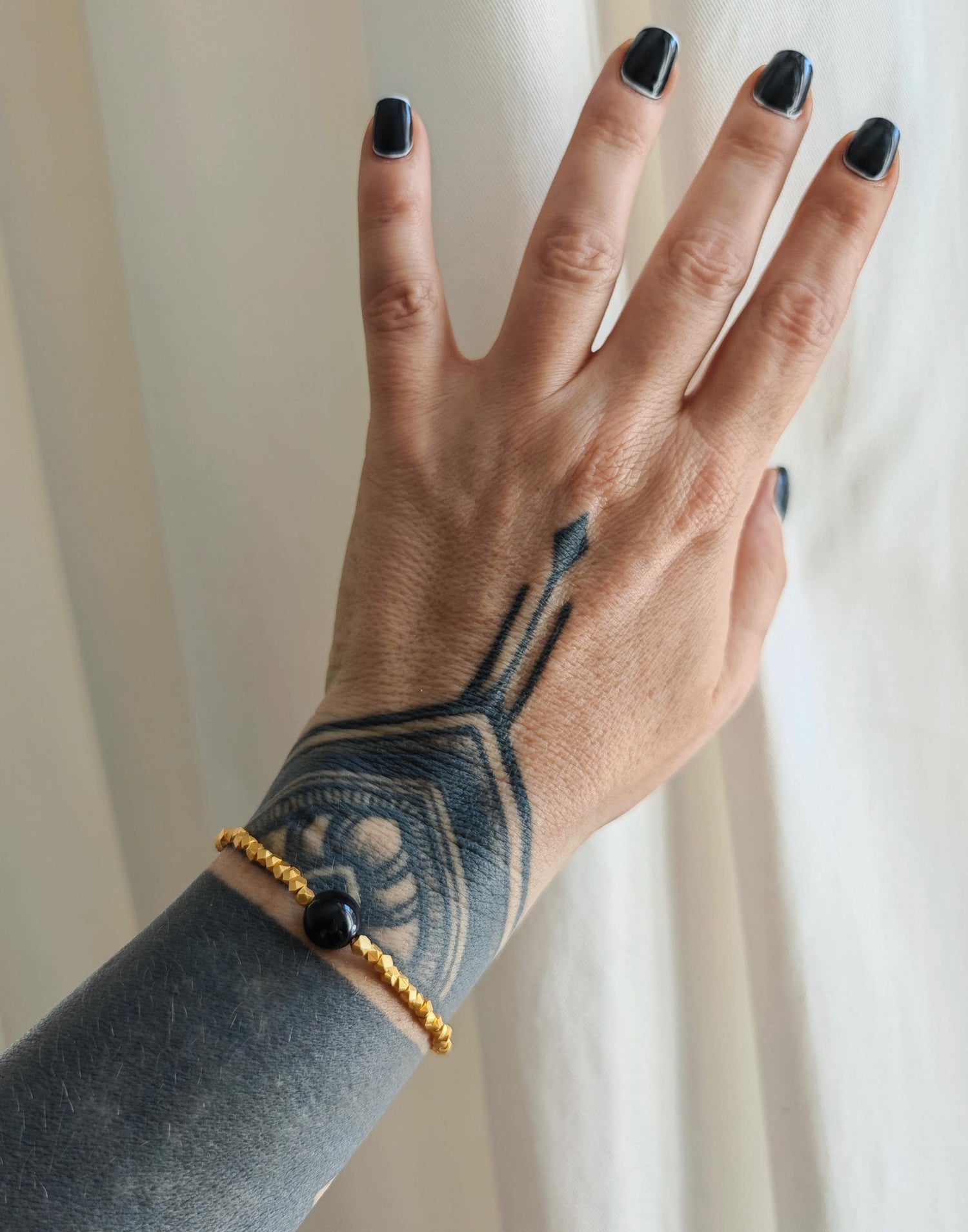 The Golden Glow Of The Night -  handgefertigtes Perlenarmband mit 18K Vergoldung und schwarzer Onyx-Perle