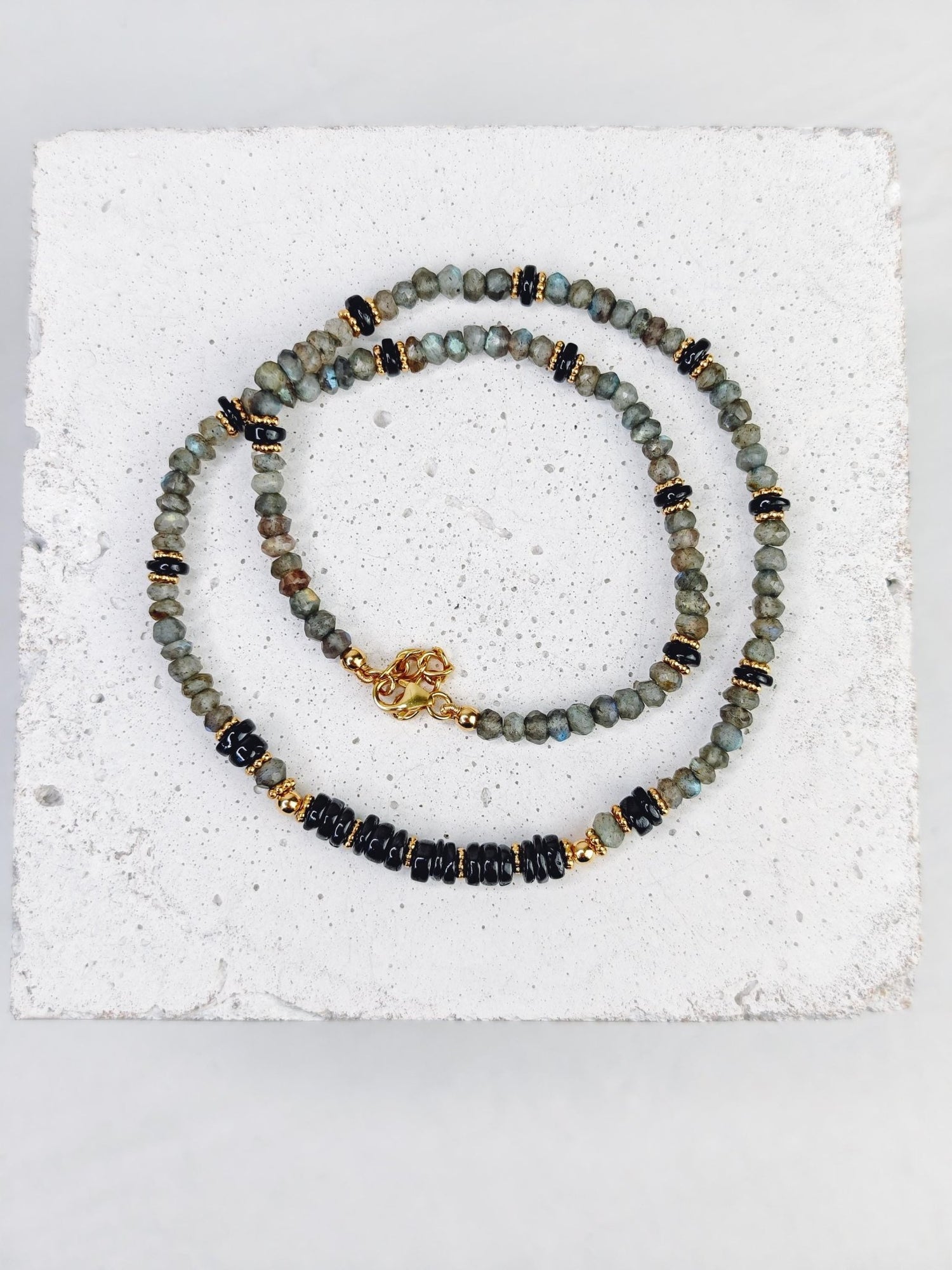 Midnight Glow - Labradorit und Onyx Halskette mit 18 Karat vergoldeten Siilber Perlen, Halskette - CocosyBerlin