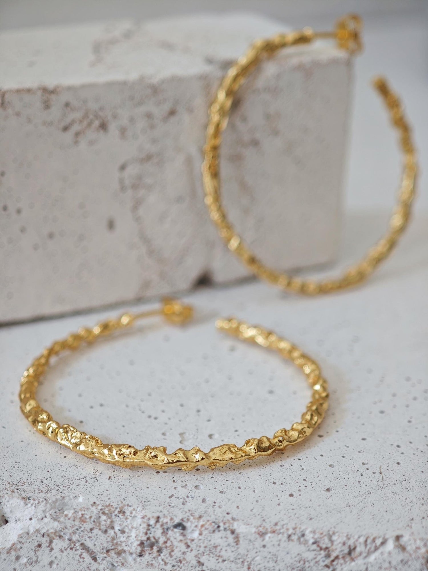 18 Karat vergoldete strukturierte Statement Chunky Creolen – Vergoldete Ohrringe Handgefertigt in 25mm, 40mm oder 55mm - CocosyBerlin