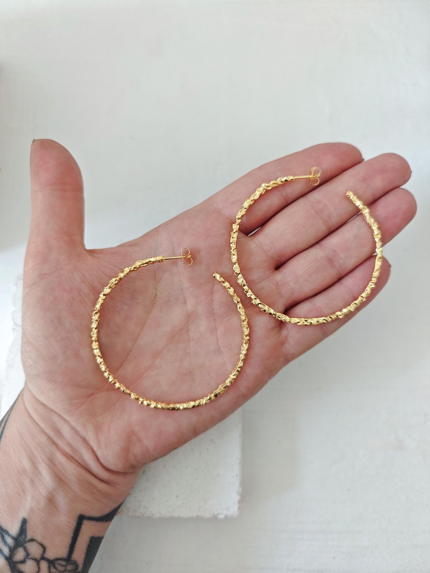 18 Karat vergoldete strukturierte Statement Chunky Creolen – Vergoldete Ohrringe Handgefertigt in 25mm, 40mm oder 55mm