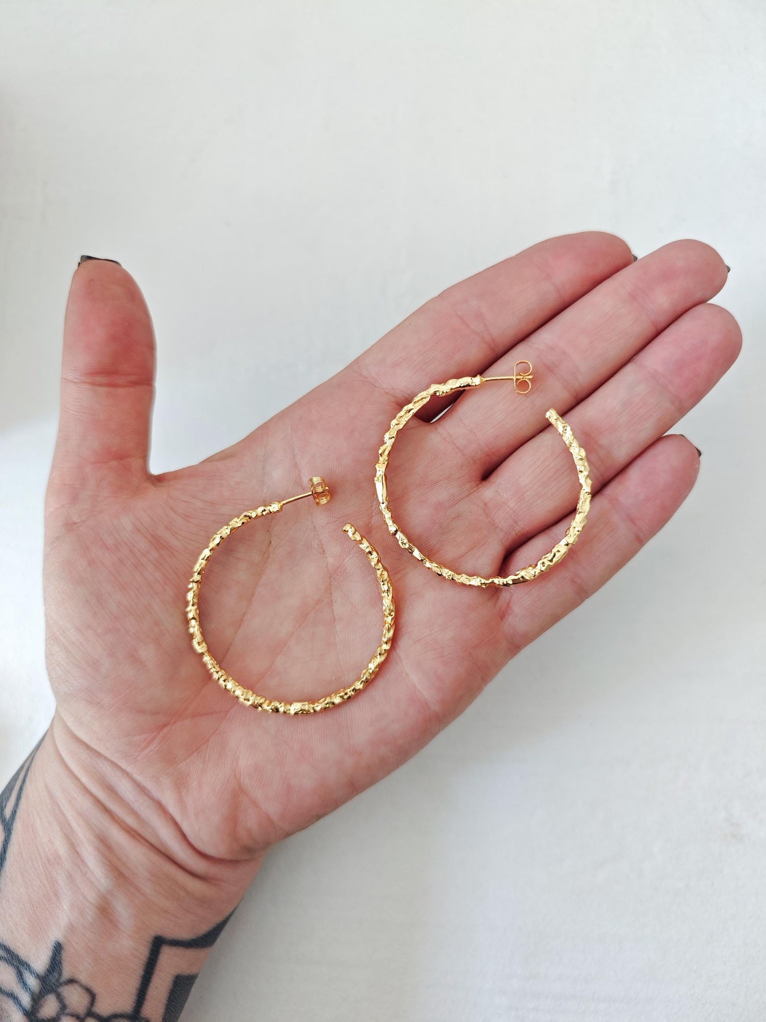 18 Karat vergoldete strukturierte Statement Chunky Creolen – Vergoldete Ohrringe Handgefertigt in 25mm, 40mm oder 55mm