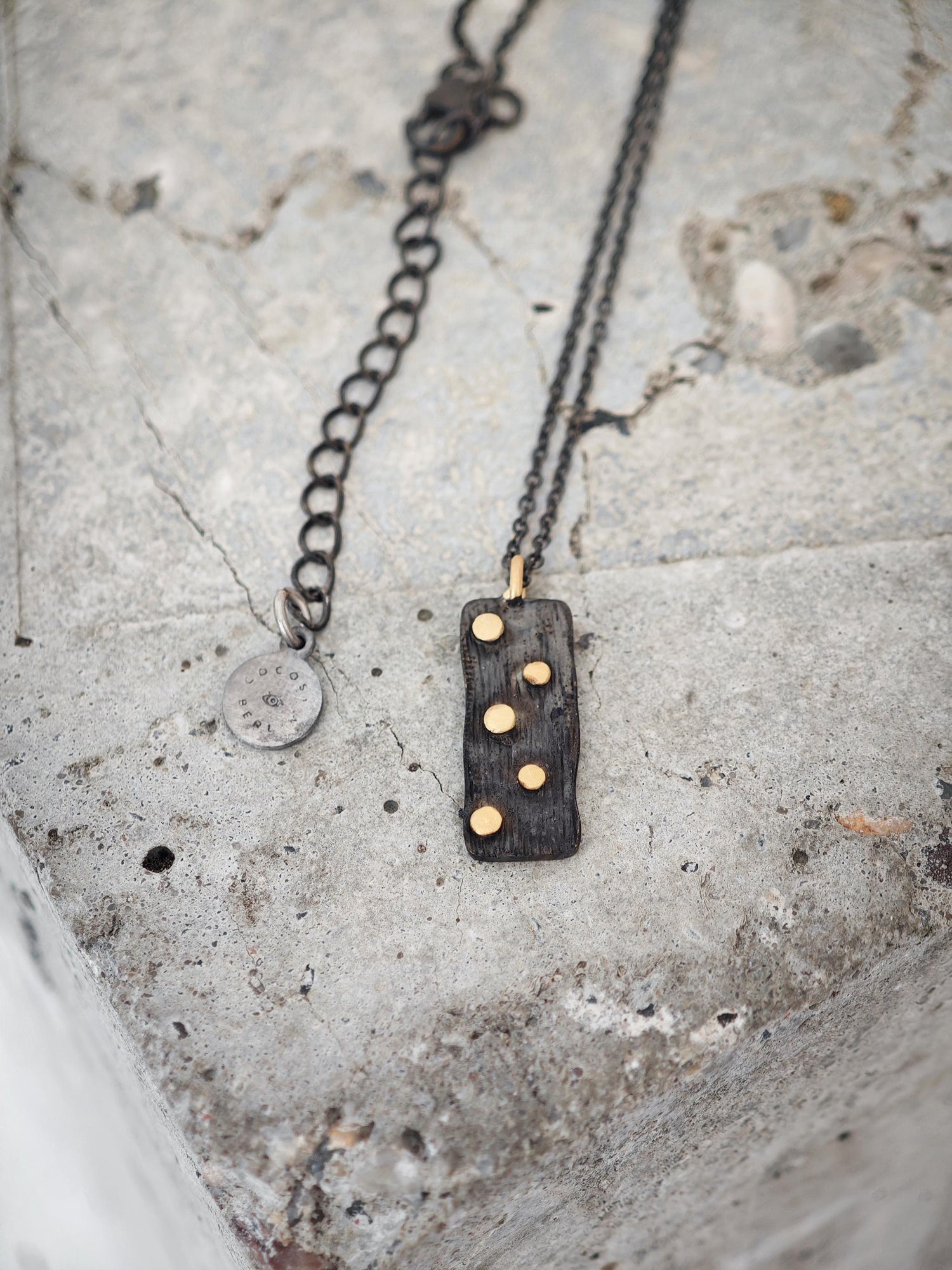 Minimalistische schwarz rhodinierte Kette aus 925 Silber mit 18K vergoldete Punkten, Domino Stein Kette, edles Understatement