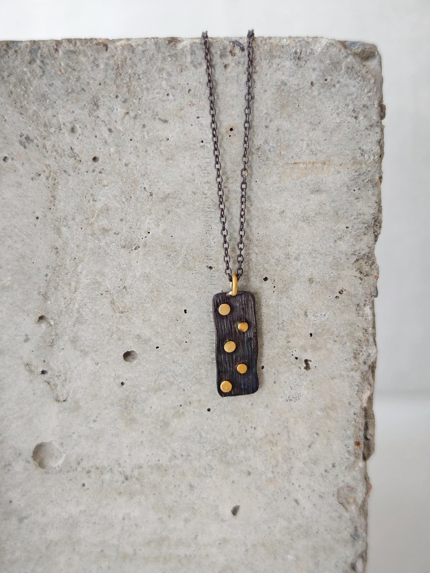 Minimalistische schwarz rhodinierte Kette aus 925 Silber mit 18K vergoldete Punkten, Domino Stein Kette, edles Understatement