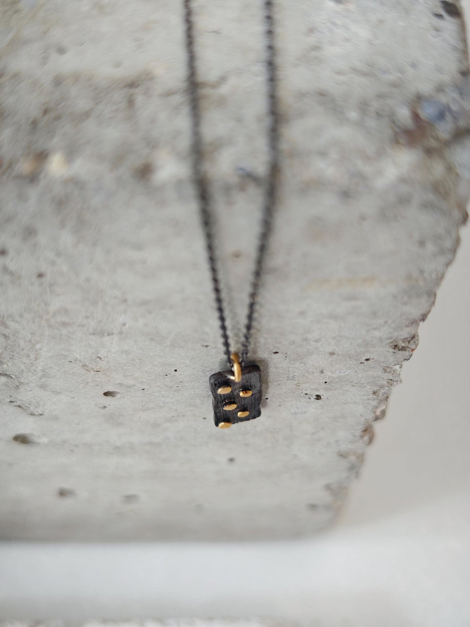 Minimalistische schwarz rhodinierte Kette aus 925 Silber mit 18K vergoldete Punkten, Domino Stein Kette, edles Understatement