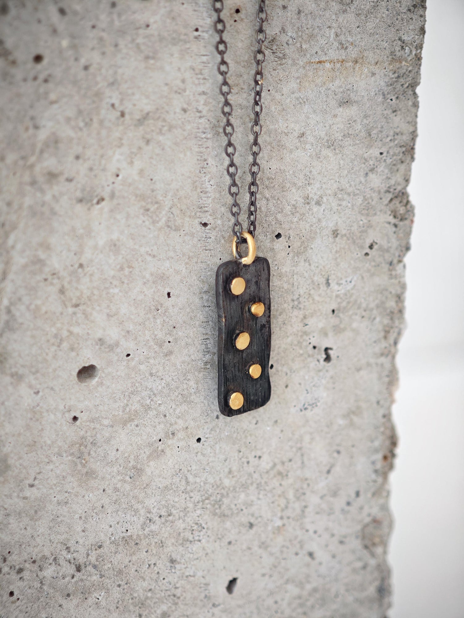 Minimalistische schwarz rhodinierte Kette aus 925 Silber mit 18K vergoldete Punkten, Domino Stein Kette, edles Understatement