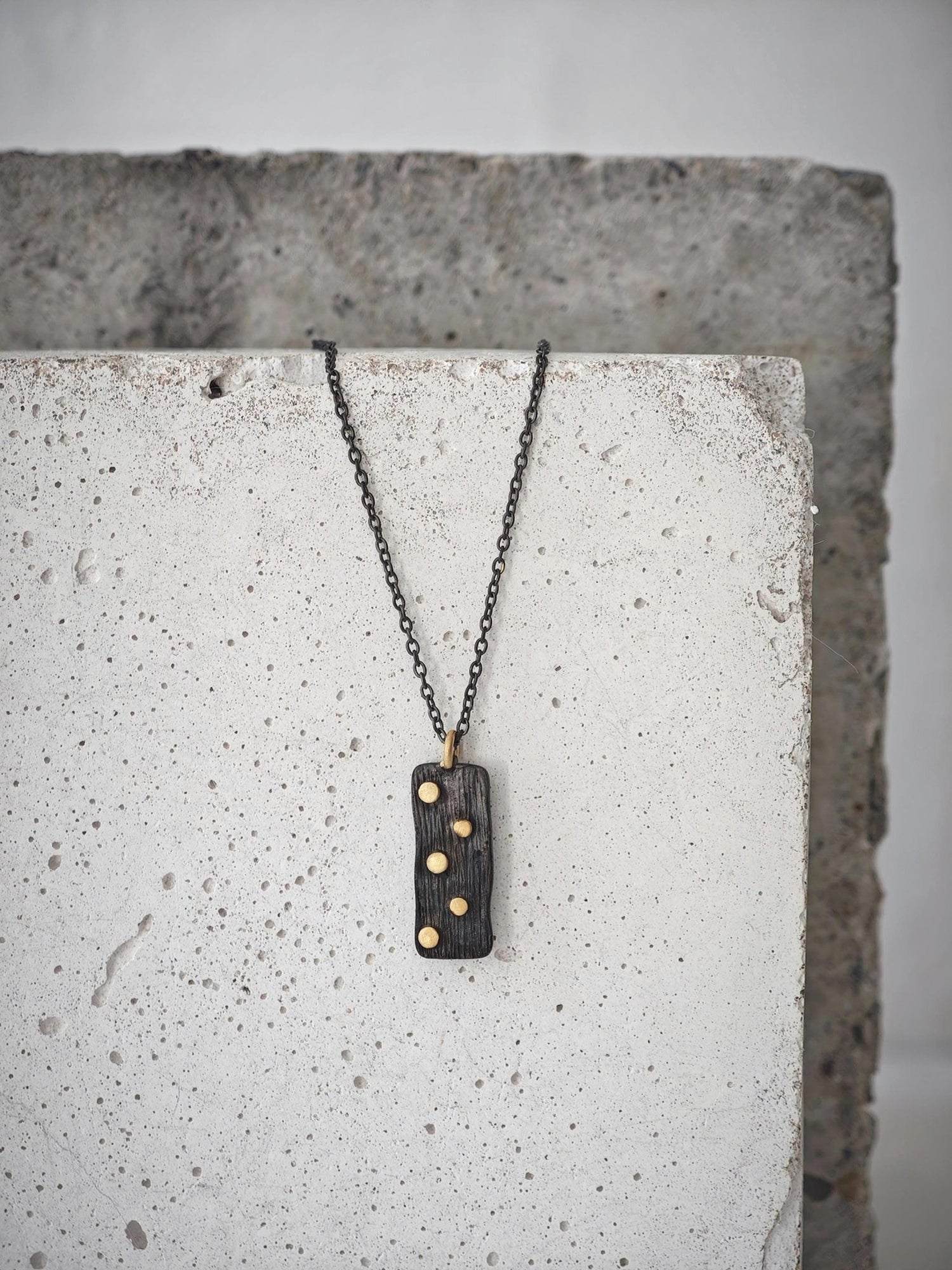 Minimalistische schwarz rhodinierte Kette aus 925 Silber mit 18K vergoldete Punkten, Domino Stein Kette, edles Understatement - CocosyBerlin