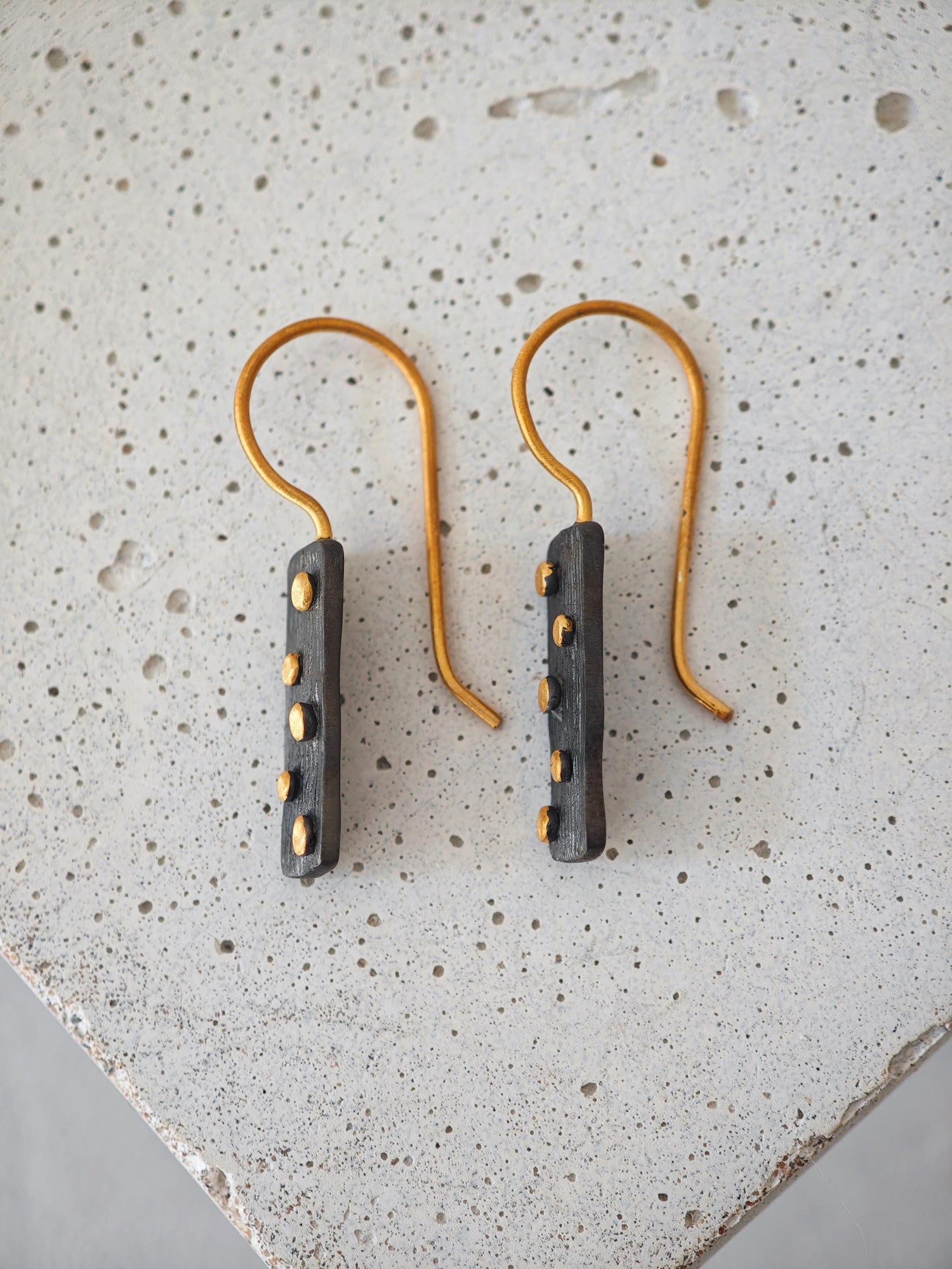 Schwarz rhodinierte Ohrringe aus 925 Silber mit vergoldeten Punkten, handgefertigt, Unikat, Domino-Sten Hängeohrringe rechteckig