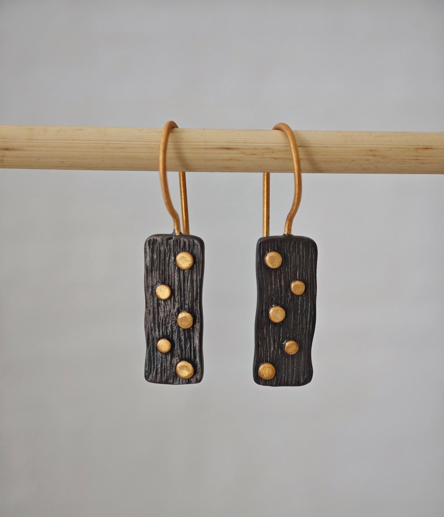 Schwarz rhodinierte Ohrringe aus 925 Silber mit vergoldeten Punkten, handgefertigt, Unikat, Domino - Sten Hängeohrringe rechteckig - CocosyBerlin