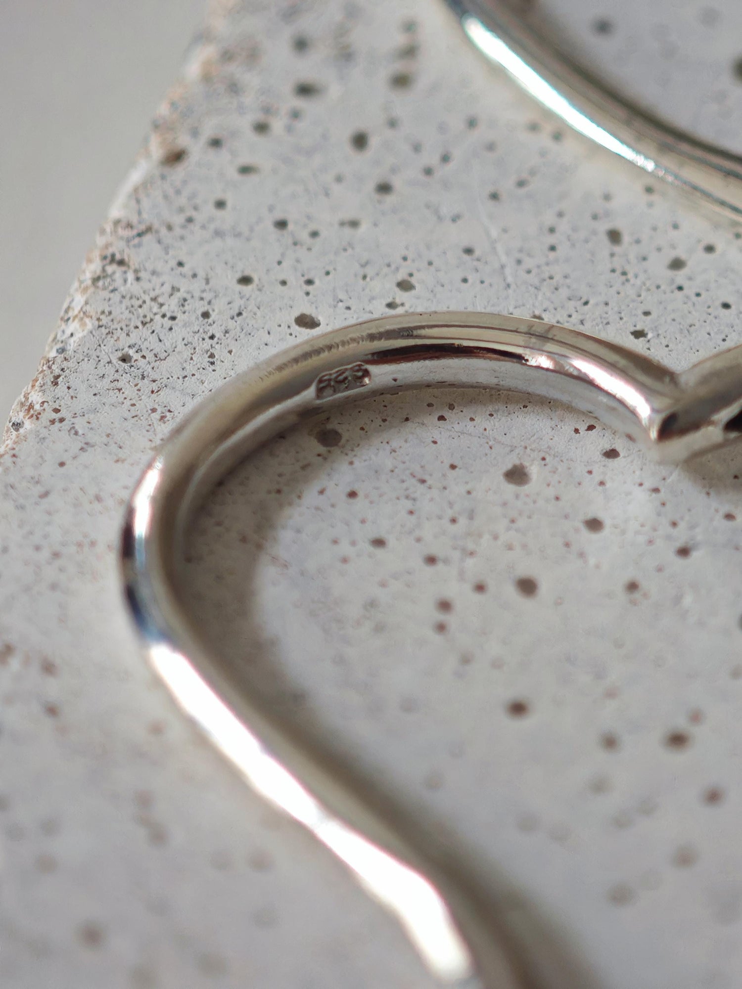 Herz Creolen aus 925 Silber, handgefertigt, minimalistische herzförmige Ohrringe