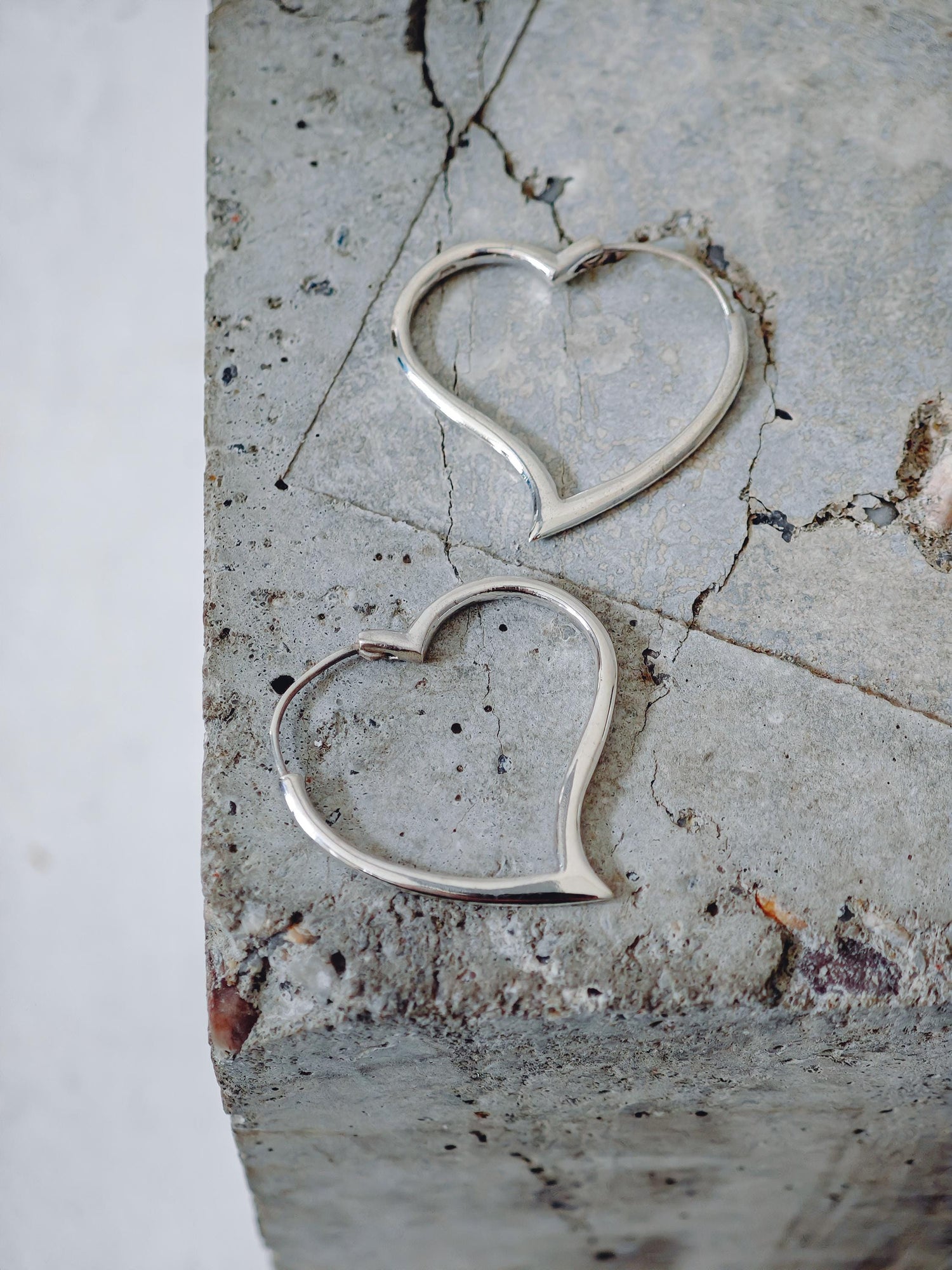 Herz Creolen aus 925 Silber, handgefertigt, minimalistische herzförmige Ohrringe