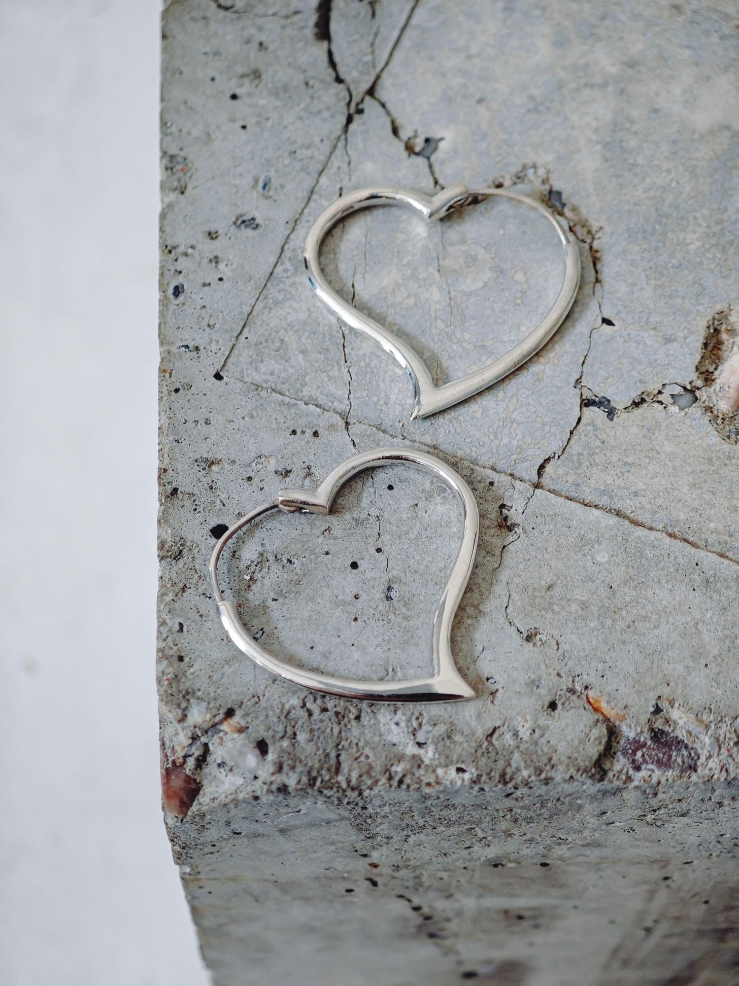 Herz Creolen aus 925 Silber, handgefertigt, minimalistische herzförmige Ohrringe - CocosyBerlin