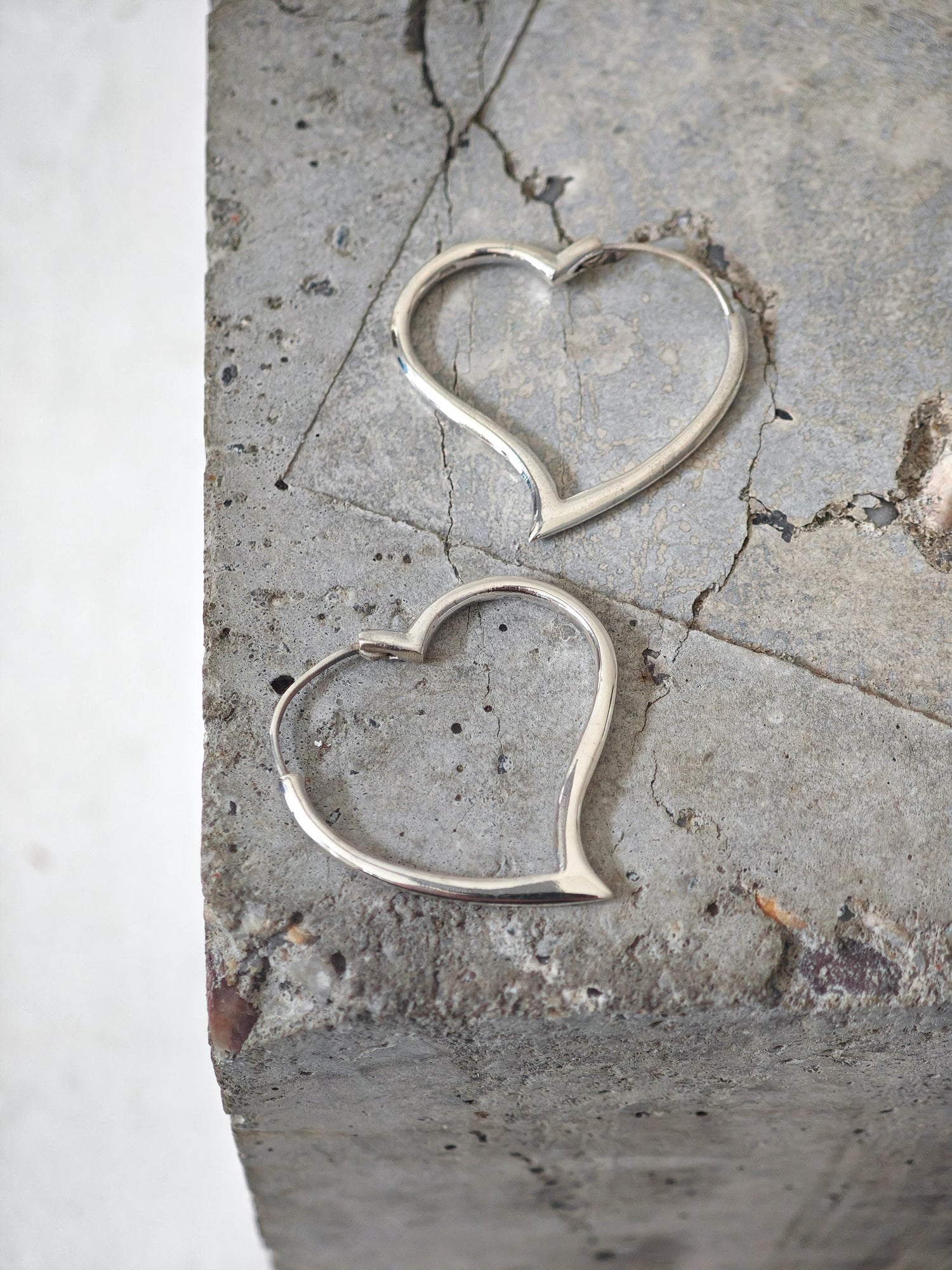 Herz Creolen aus 925 Silber, handgefertigt, minimalistische herzförmige Ohrringe