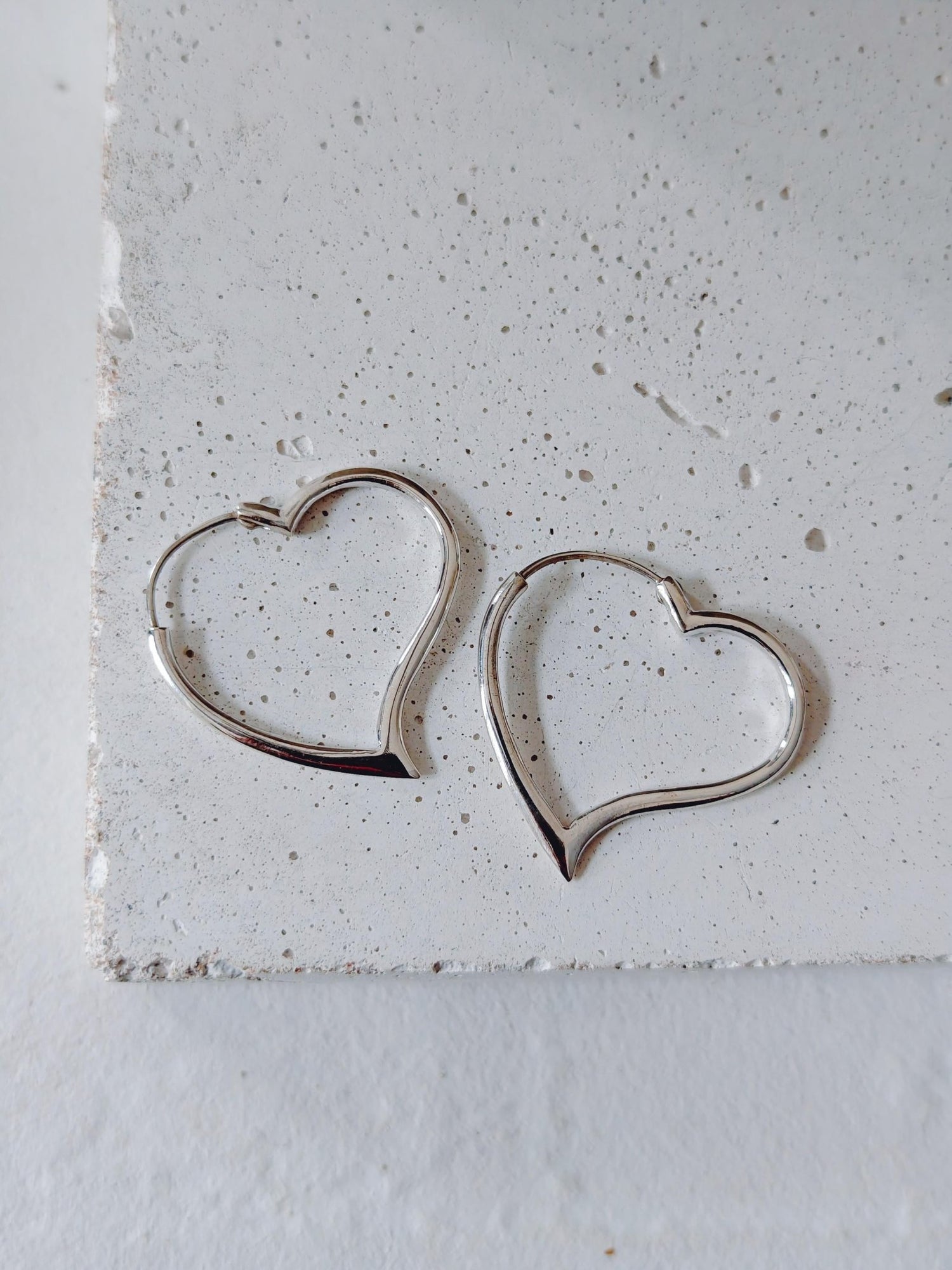 Herz Creolen aus 925 Silber, handgefertigt, minimalistische herzförmige Ohrringe - CocosyBerlin