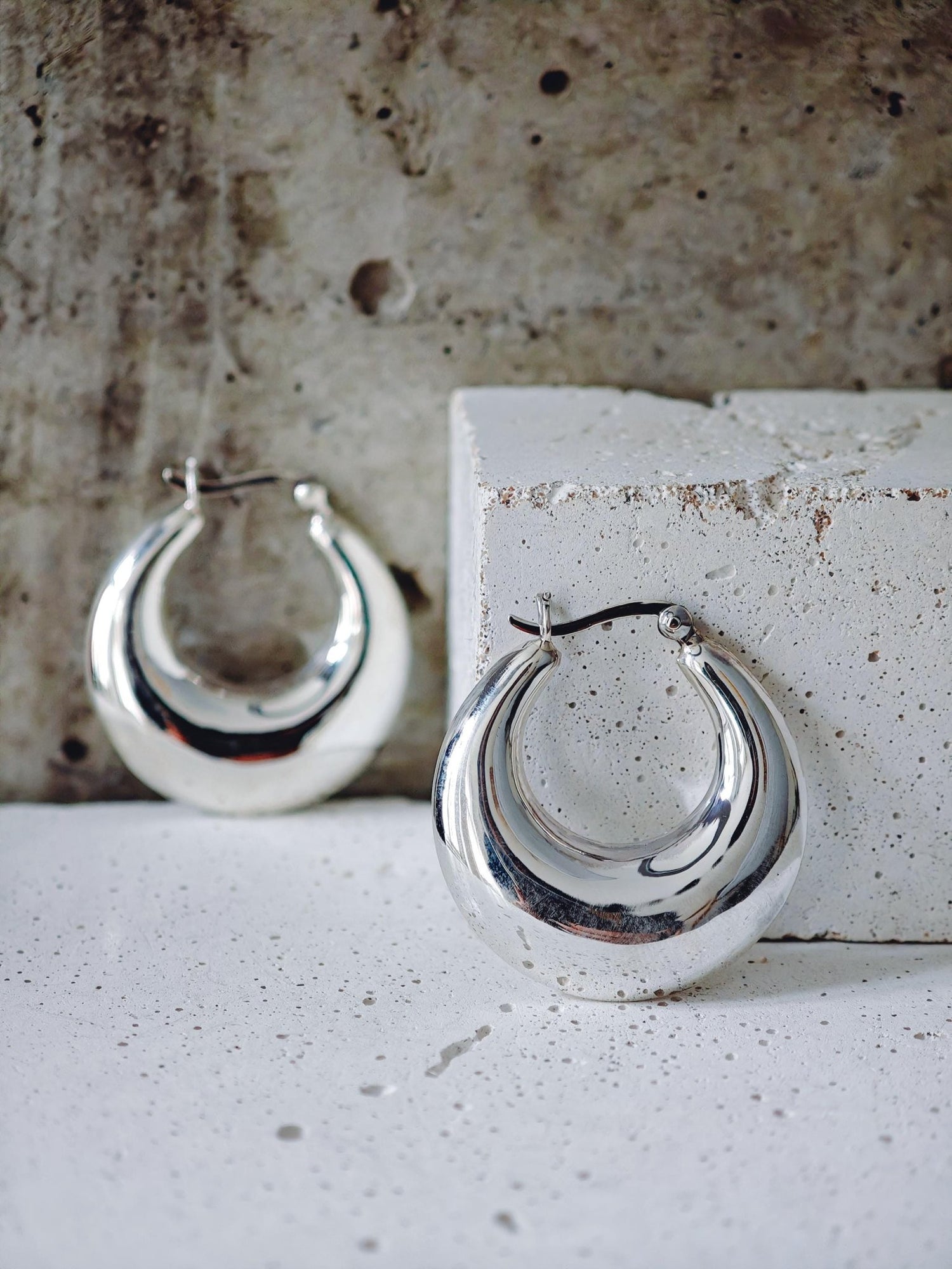 Chunky Halbmond Creolen aus 925 Silber, Minimalistische Statement Ohrringe 30mm - CocosyBerlin