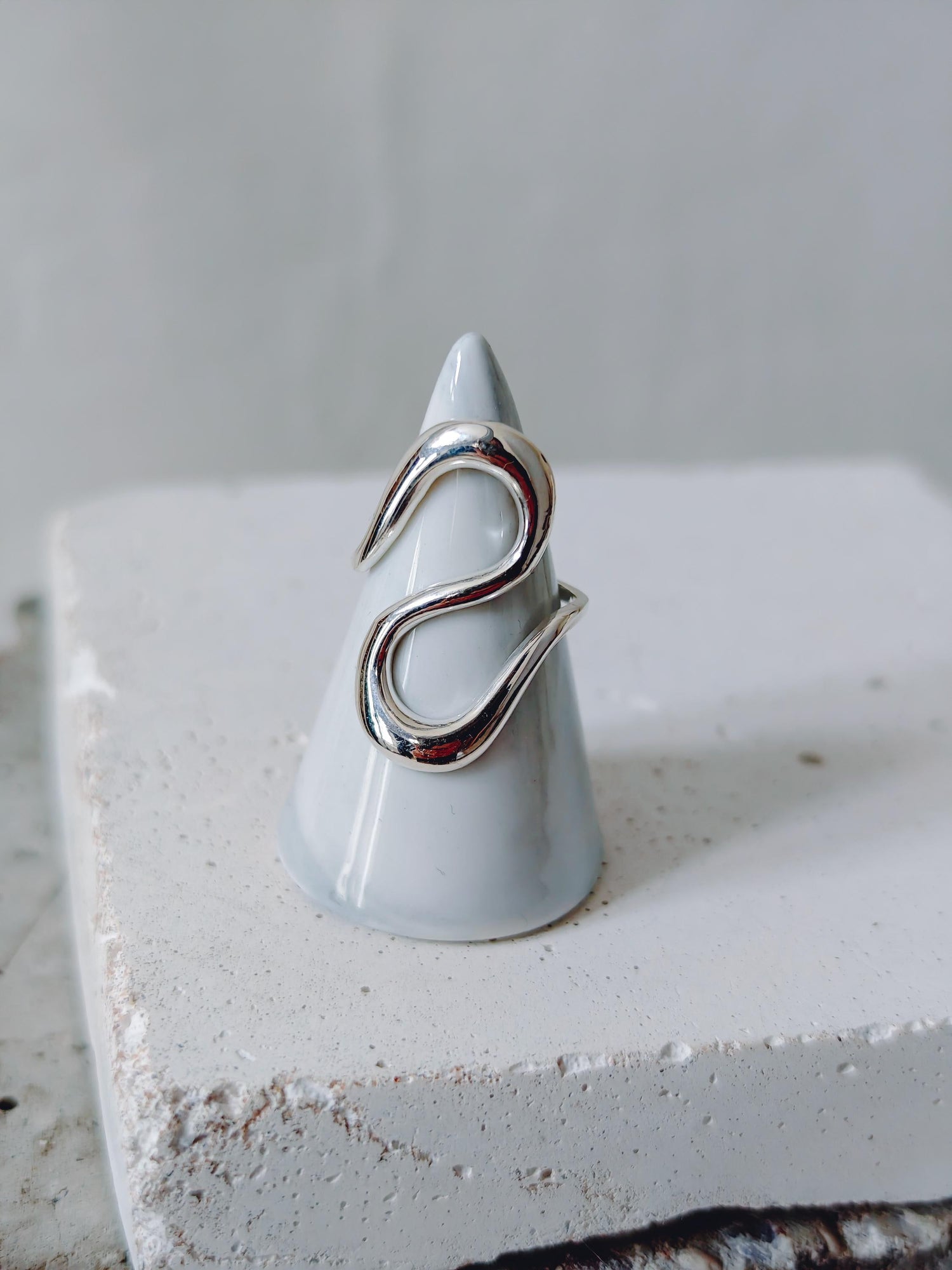 Organic minimalist wave ring made of 925 silver, handmade