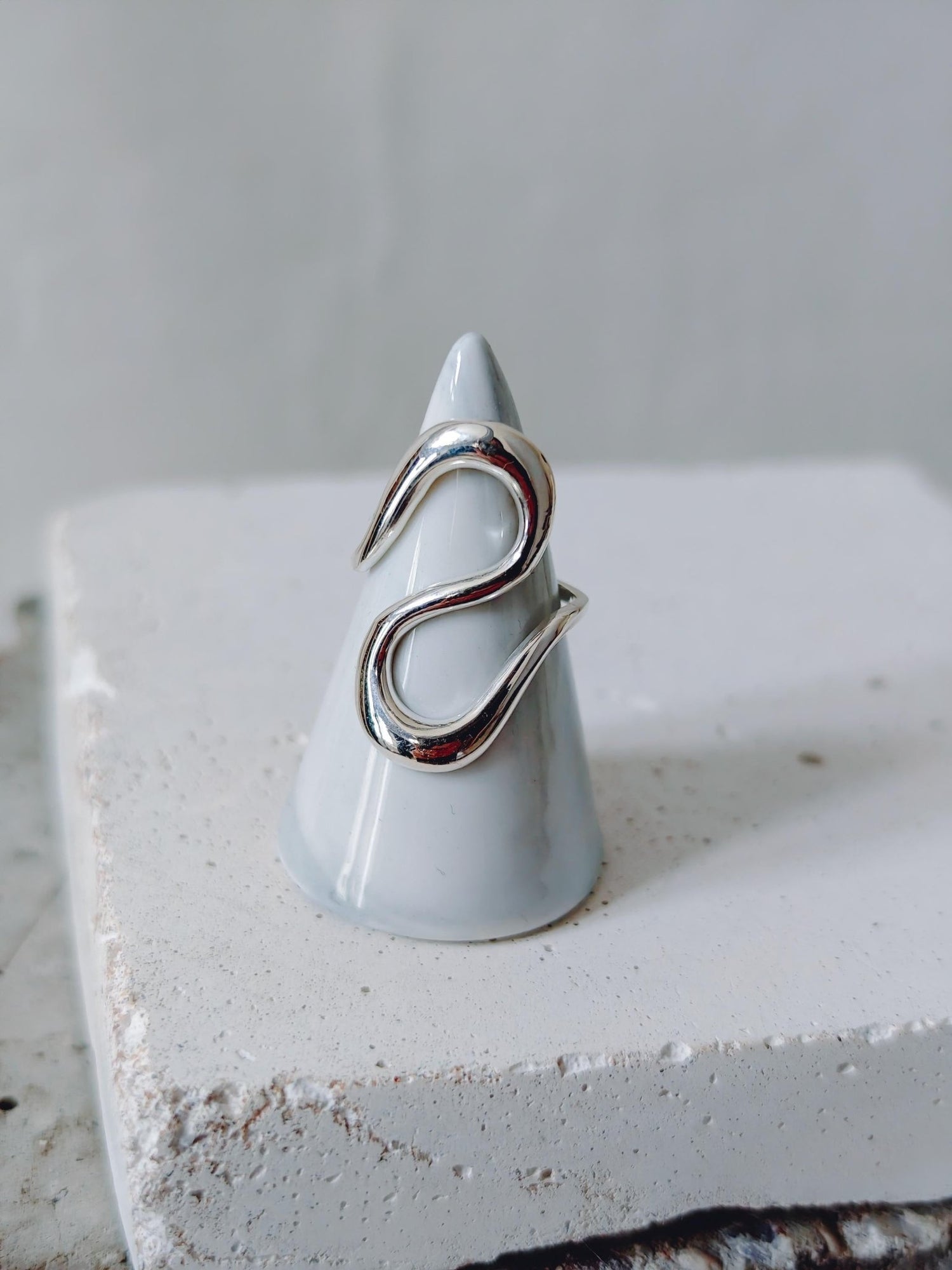 Organischer minimalistischer Wellen Ring aus 925 Silber, Handarbeit - CocosyBerlin