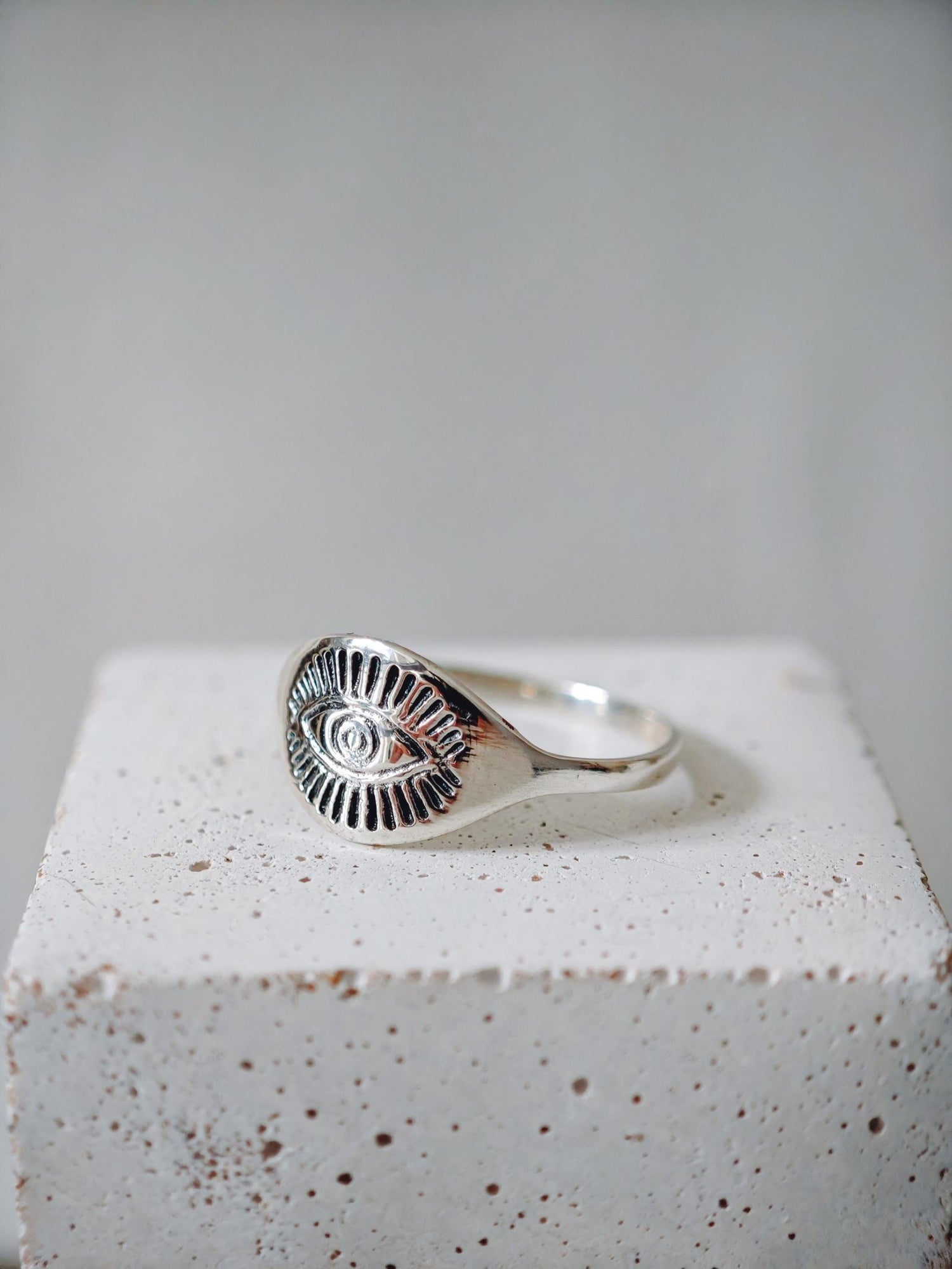 Ring mit Auge aus 925 Silber, Signet Ring mit Schutzsymbol - CocosyBerlin